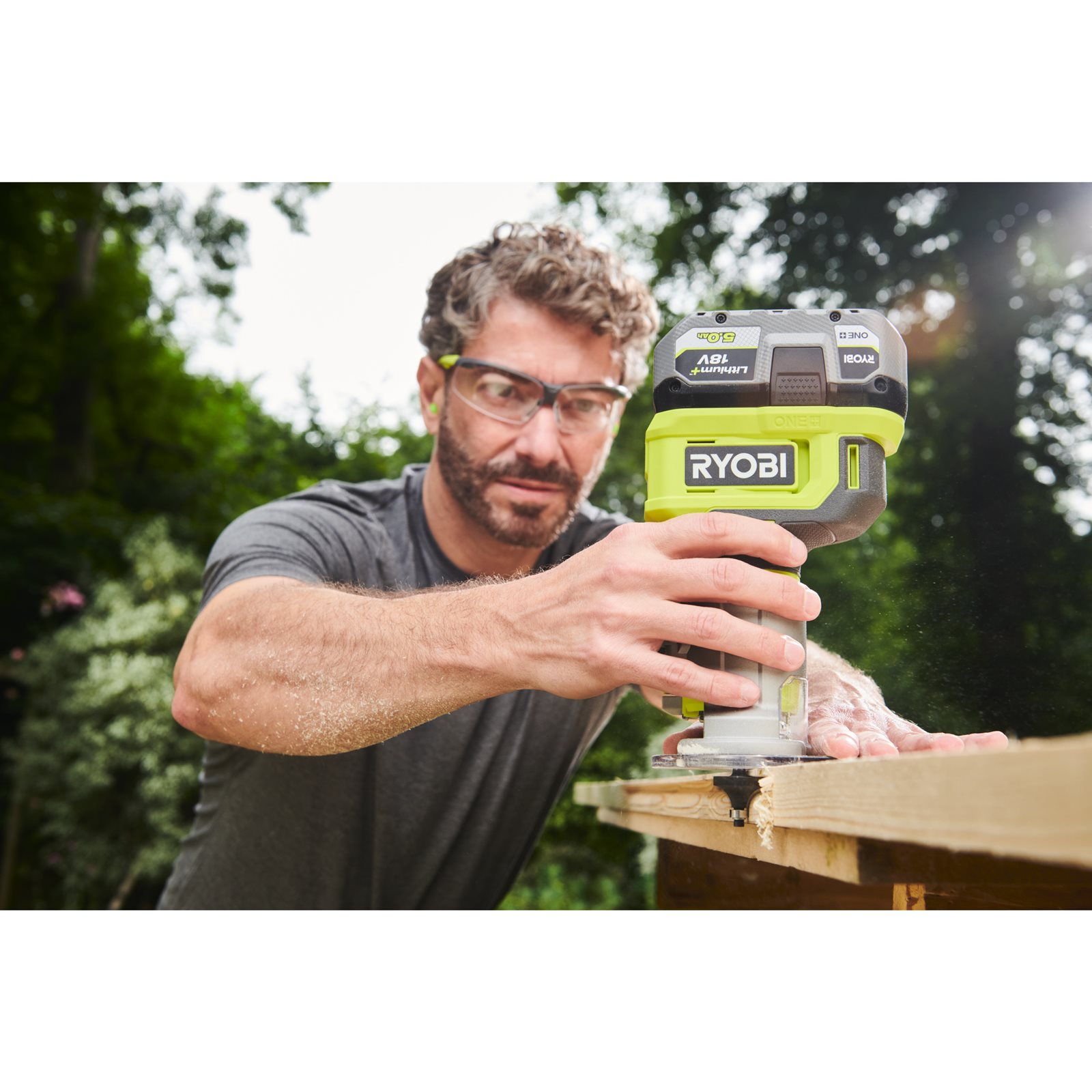 Mașină de frezat fără cablu de ONE+ de 18V Ryobi RTR18-0 - in utilizare 1