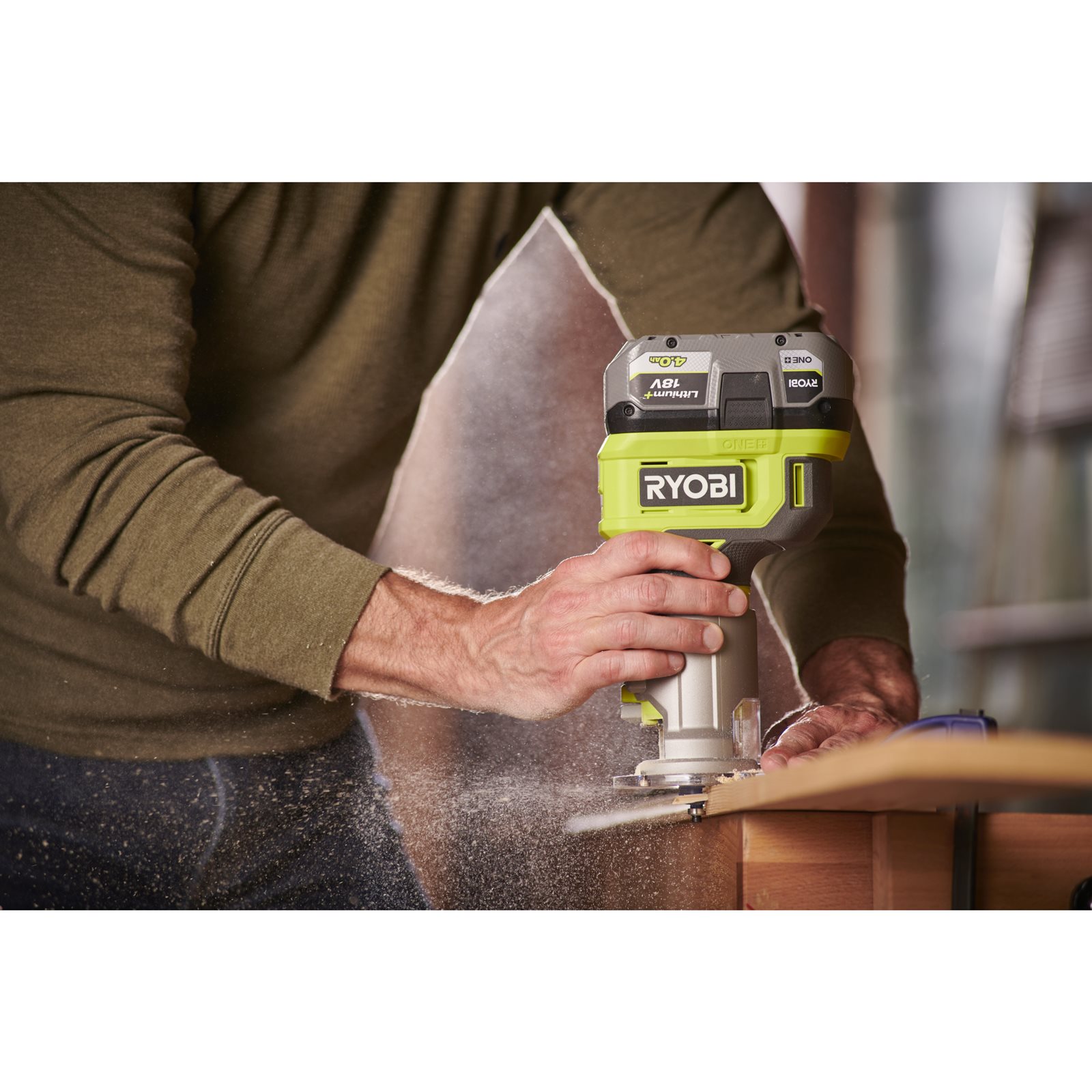 Mașină de frezat fără cablu de ONE+ de 18V Ryobi RTR18-0 - in utilizare 2