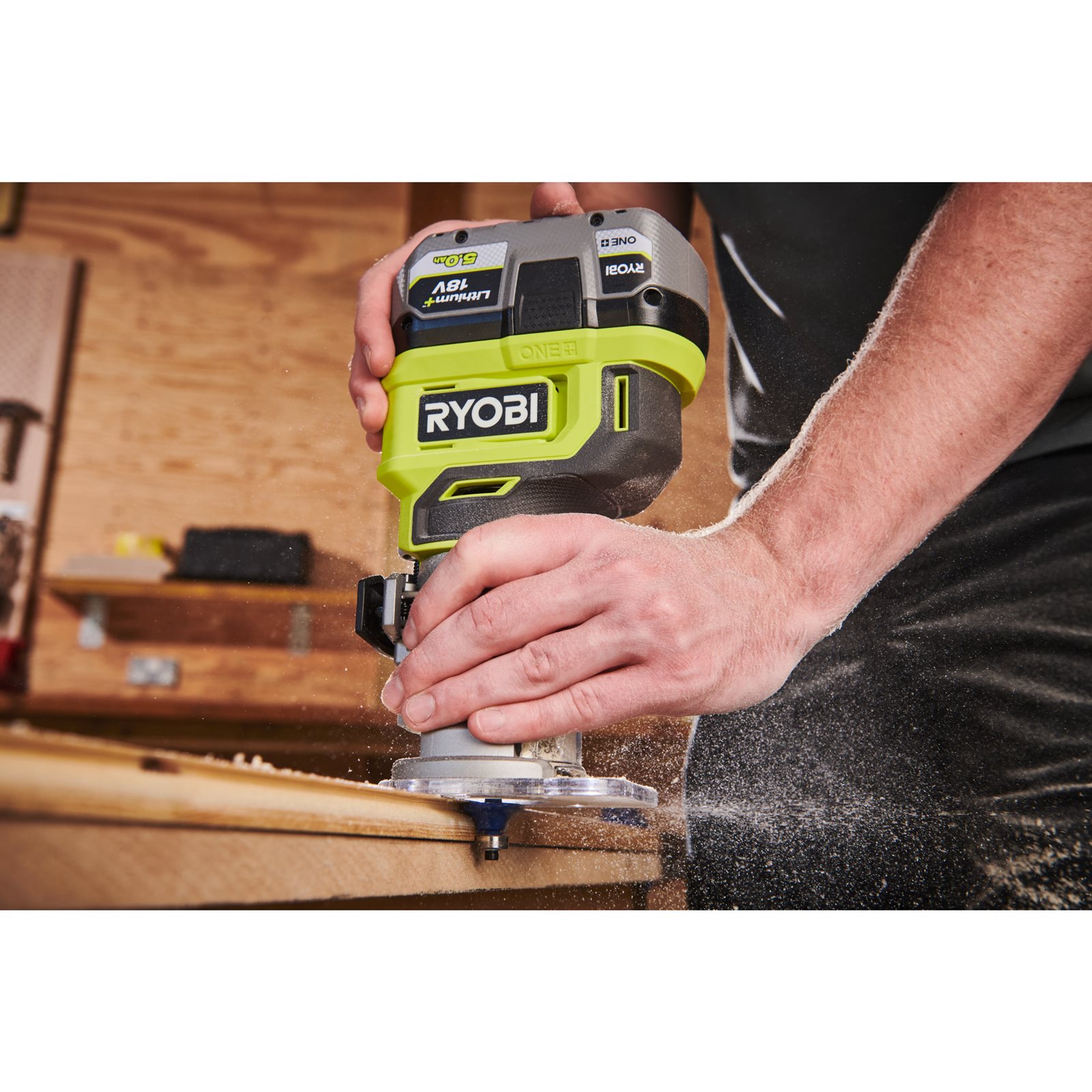 Mașină de frezat fără cablu de ONE+ de 18V Ryobi RTR18-0 - in utilizare 3