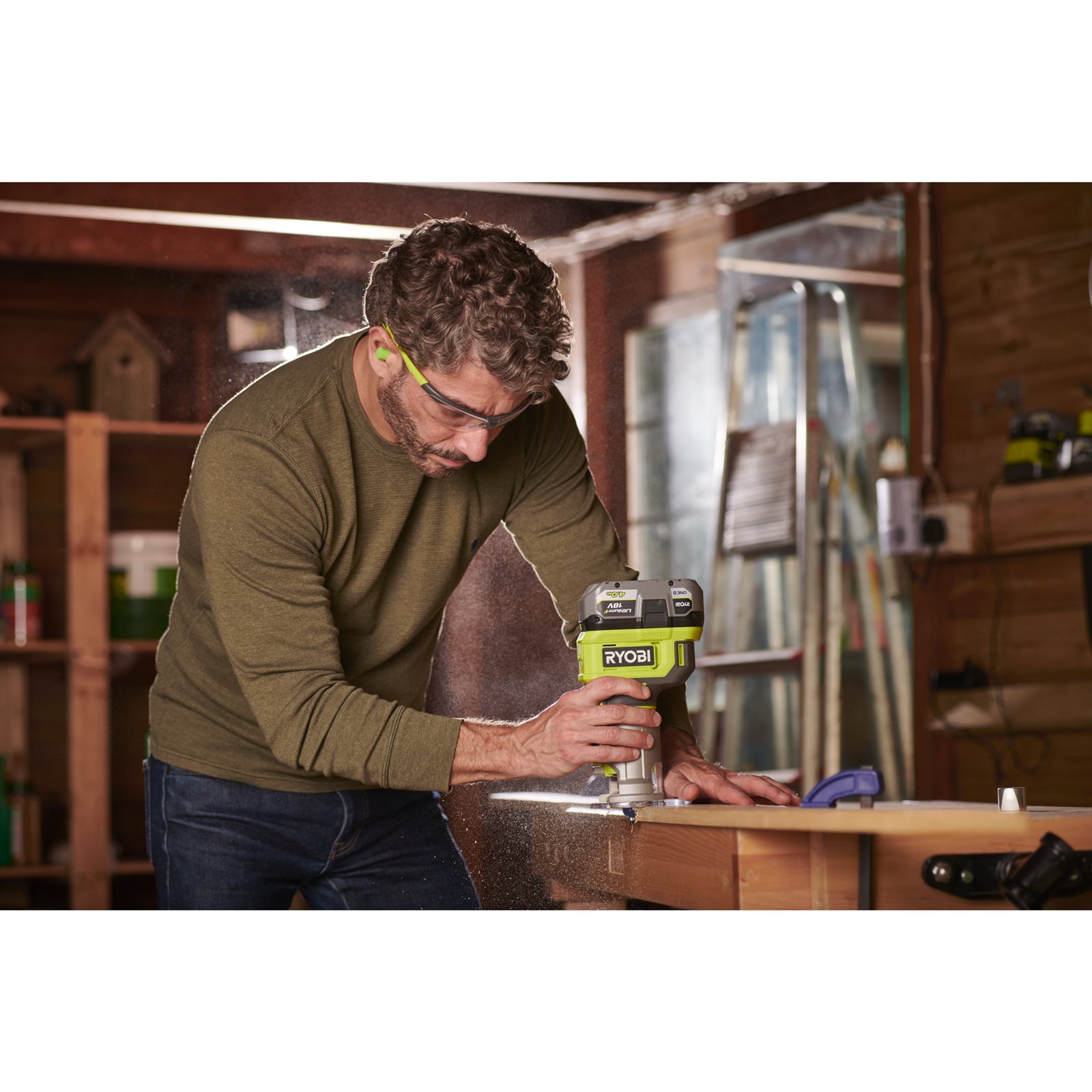 Mașină de frezat fără cablu de ONE+ de 18V Ryobi RTR18-0 - in utilizare 4