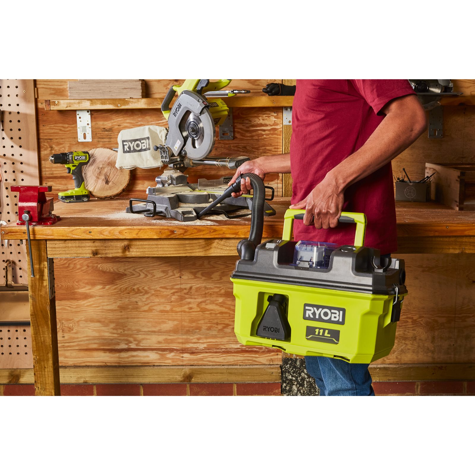 Aspirator uscat/apă 18V ONE+ Ryobi RV1811-0 - in utilizare 1