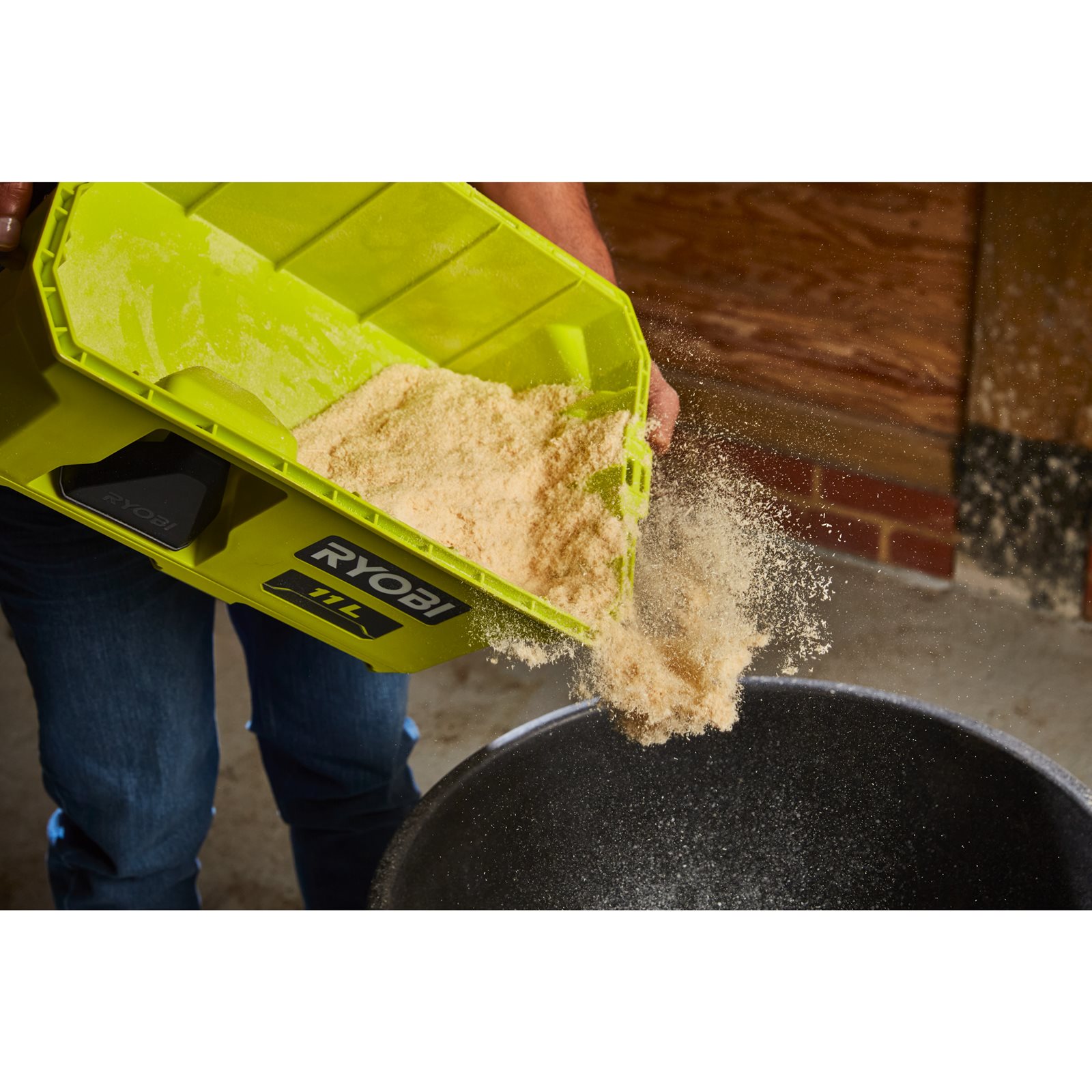 Aspirator uscat/apă 18V ONE+ Ryobi RV1811-0 - in utilizare 2