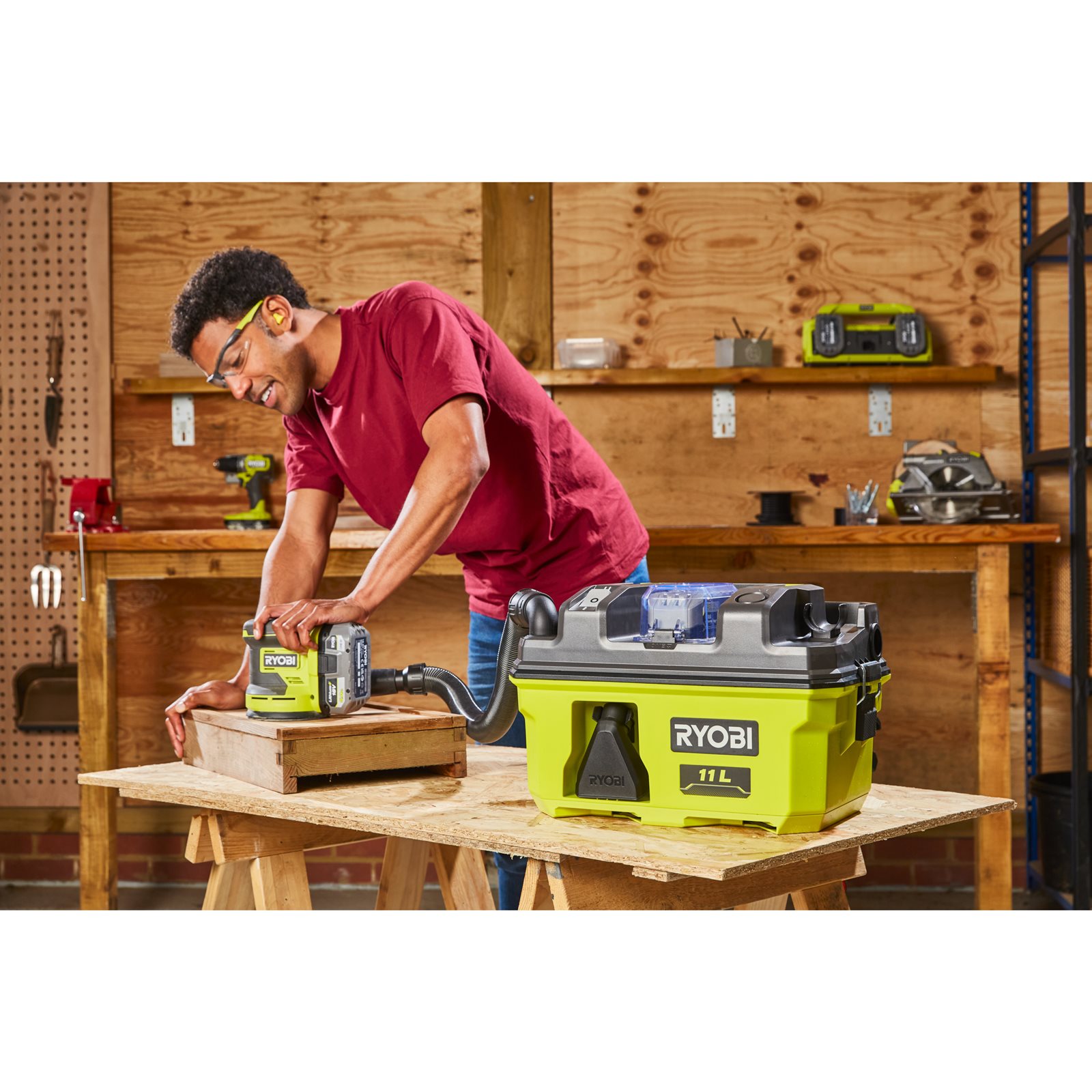 Aspirator uscat/apă 18V ONE+ Ryobi RV1811-0 - in utilizare 3