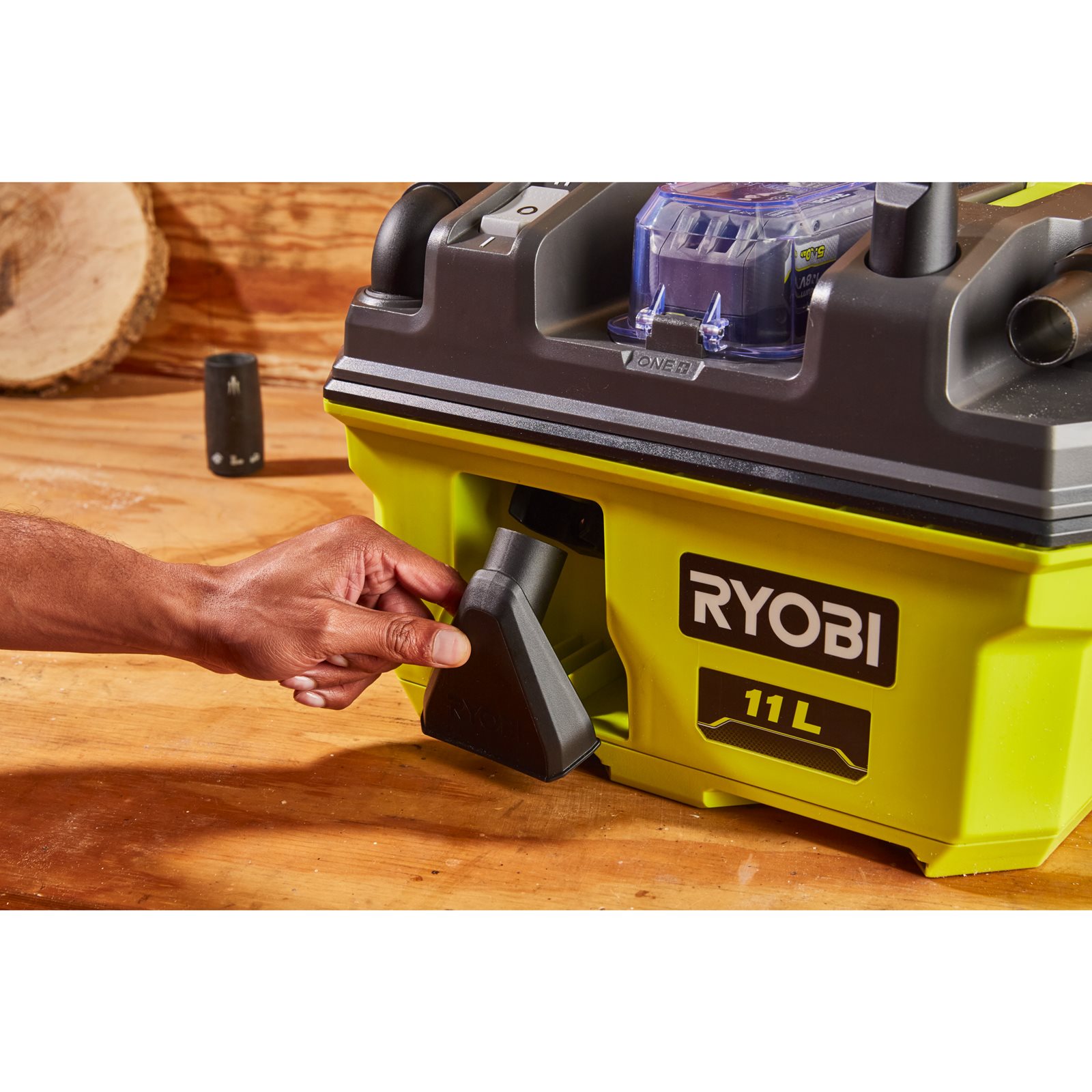 Aspirator uscat/apă 18V ONE+ Ryobi RV1811-0 - in utilizare 4