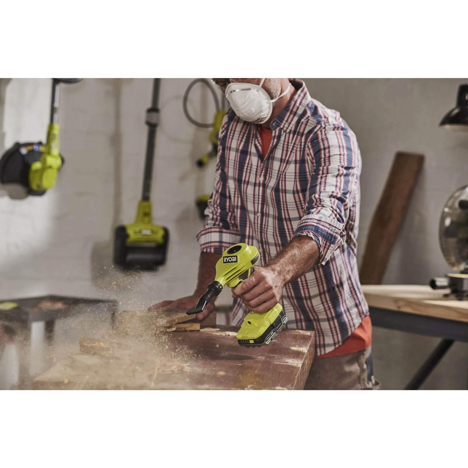 Pompe aer, pompe apă și compresoare Ryobi RVI18-0 - in utilizare 2
