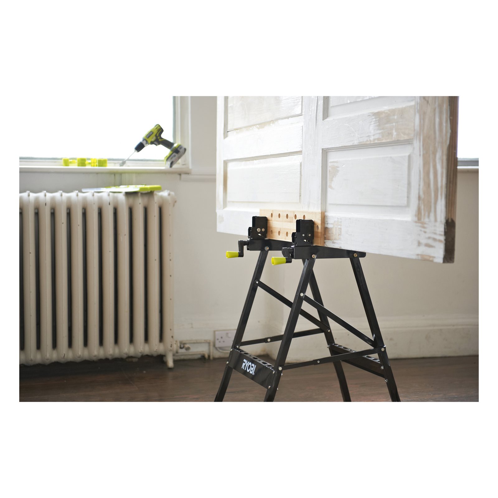 Masă de lucru reglabilă, pliabilă Ryobi RWB02 - in utilizare 1