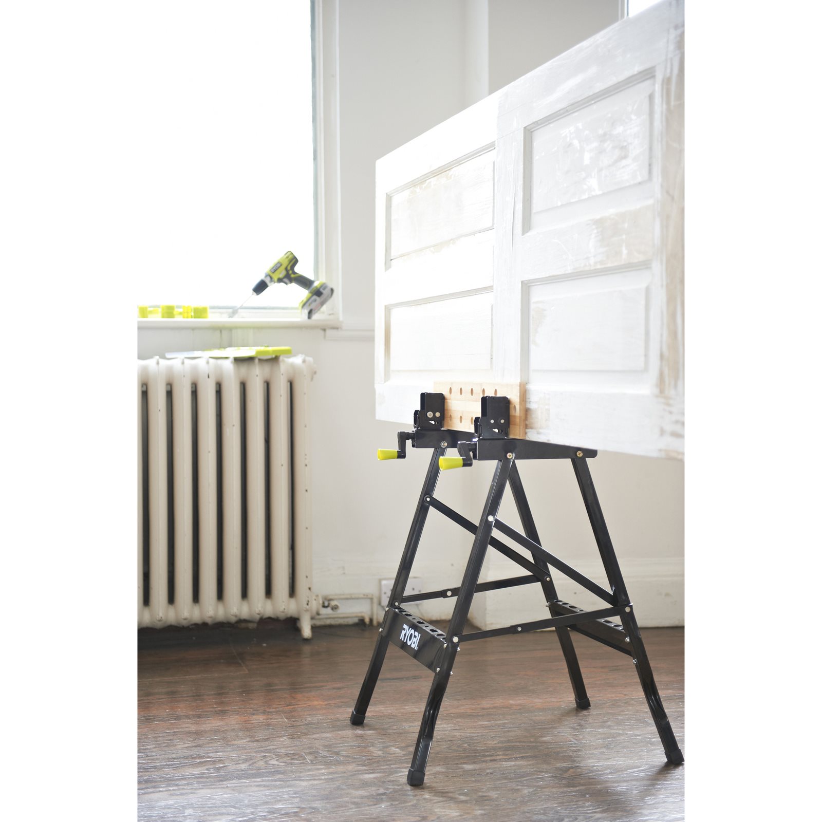 Masă de lucru reglabilă, pliabilă Ryobi RWB02 - in utilizare 2