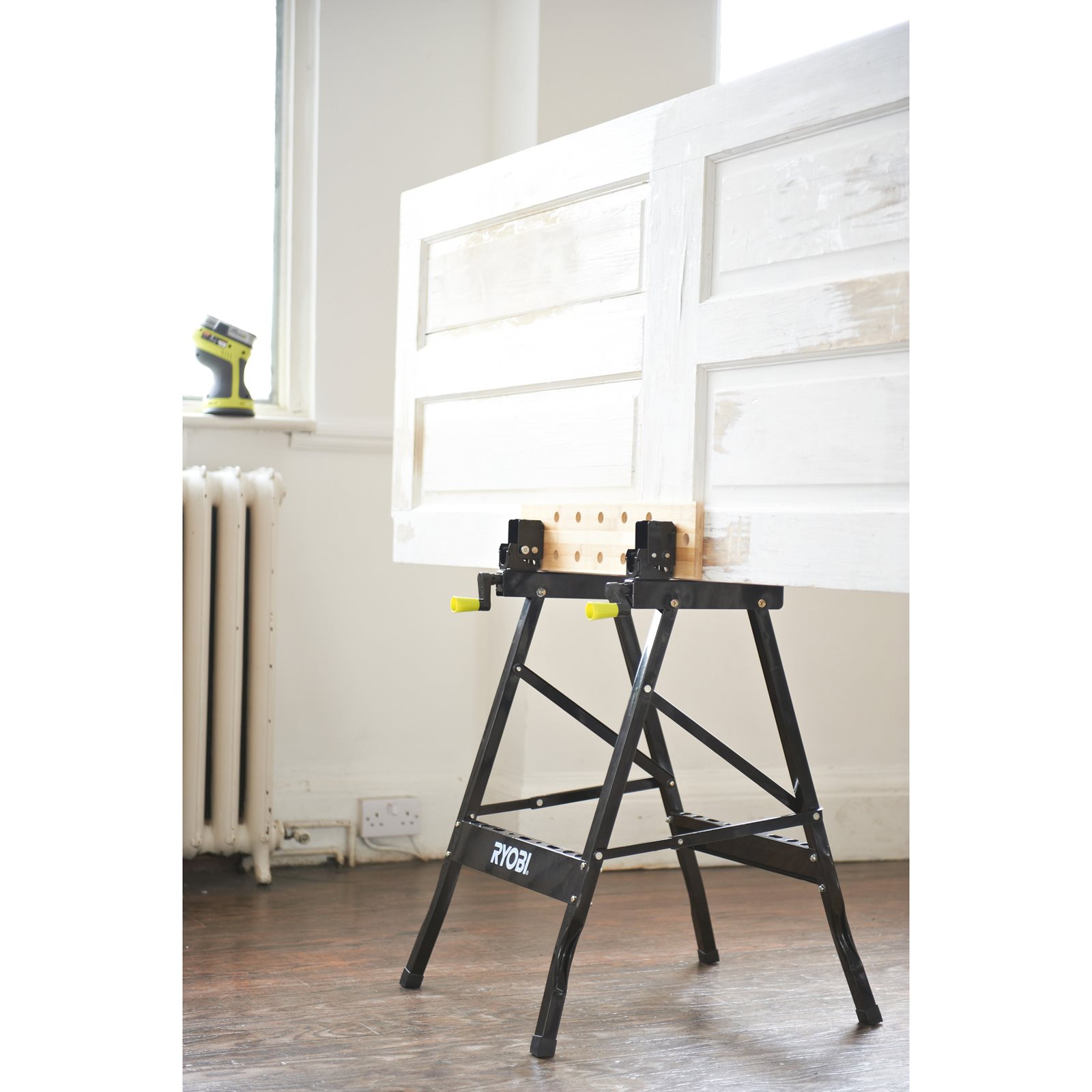 Masă de lucru reglabilă, pliabilă Ryobi RWB02 - in utilizare 3