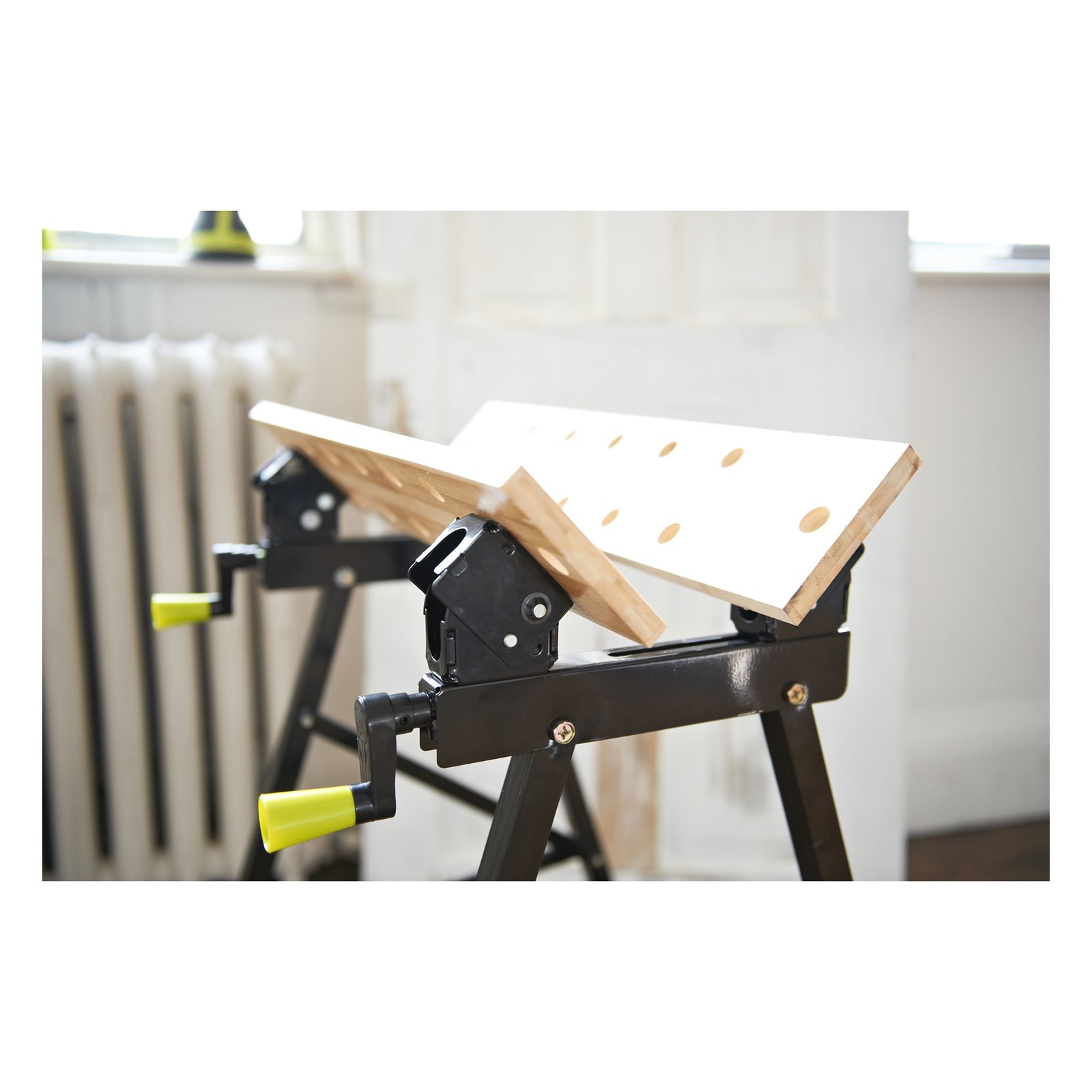 Masă de lucru reglabilă, pliabilă Ryobi RWB02 - in utilizare 4