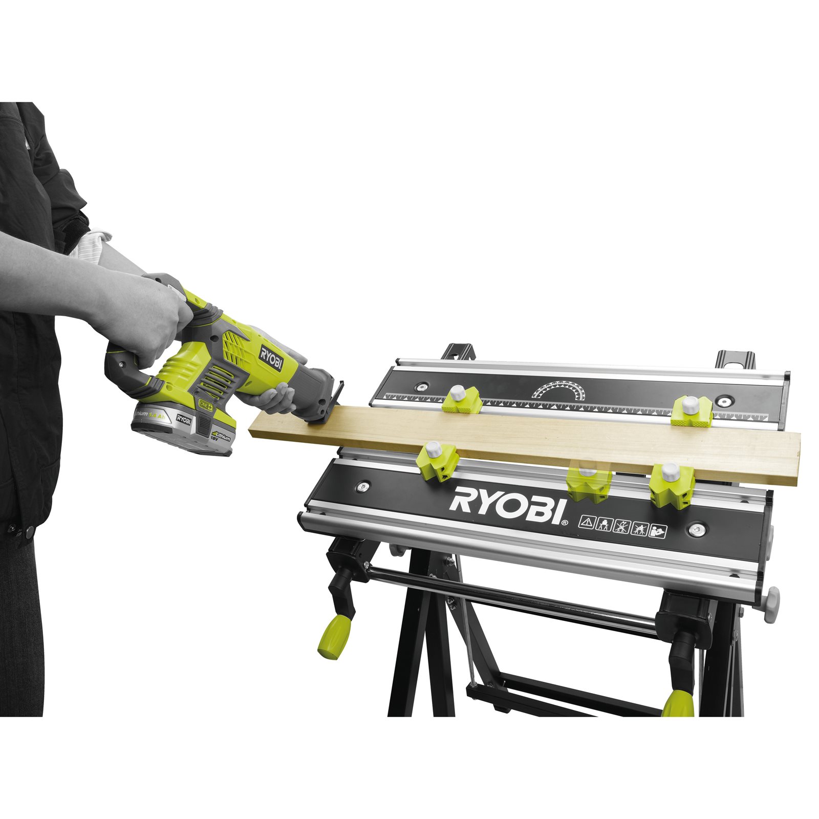 Masă de lucru din metal reglabilă, pliabilă Ryobi RWB03 - in utilizare 1