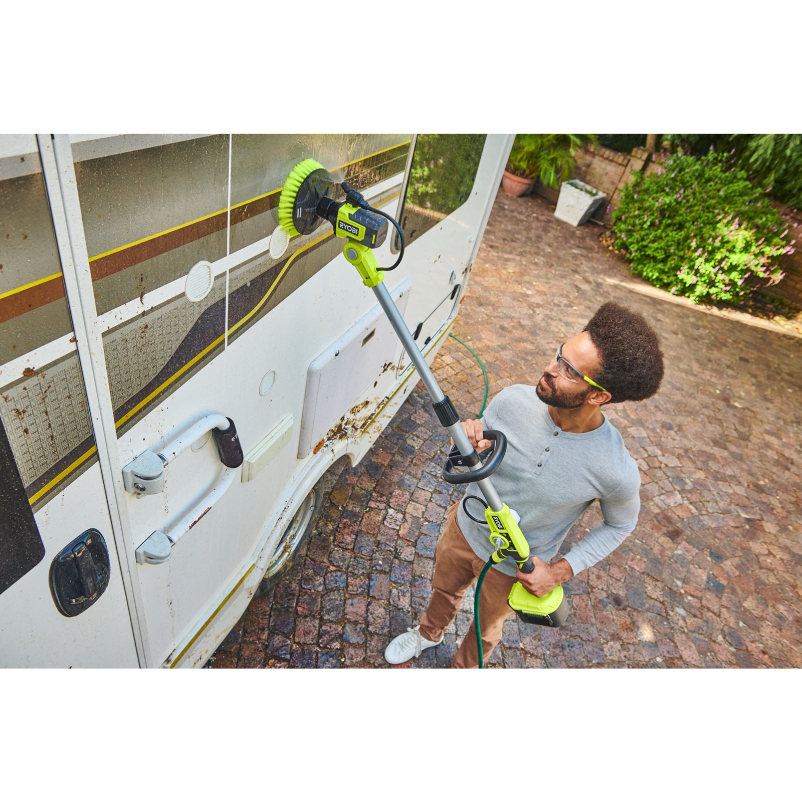Peria de curățare telescopică cu alimentare cu apă 18V fără cablu Ryobi RWTS18-0 - in utilizare 1