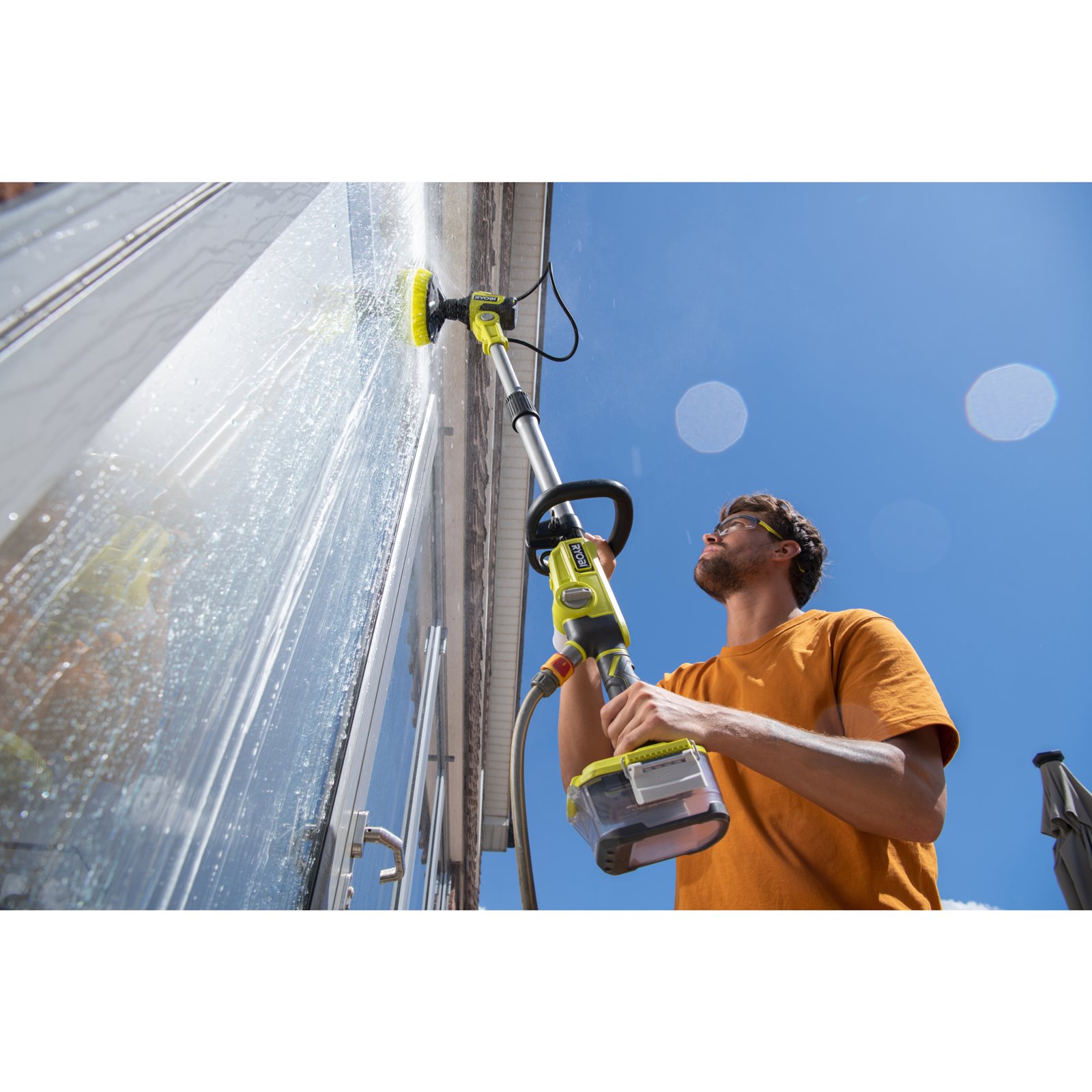 Peria de curățare telescopică cu alimentare cu apă 18V fără cablu Ryobi RWTS18-0 - in utilizare 2