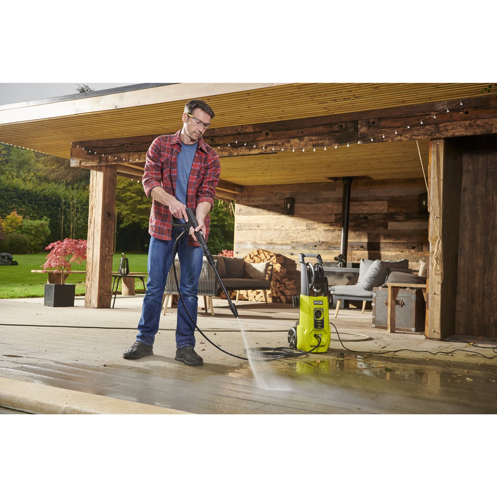 Aparat de spălare premium cu presiune 140 BAR Ryobi RY140PWA-P - in utilizare 1