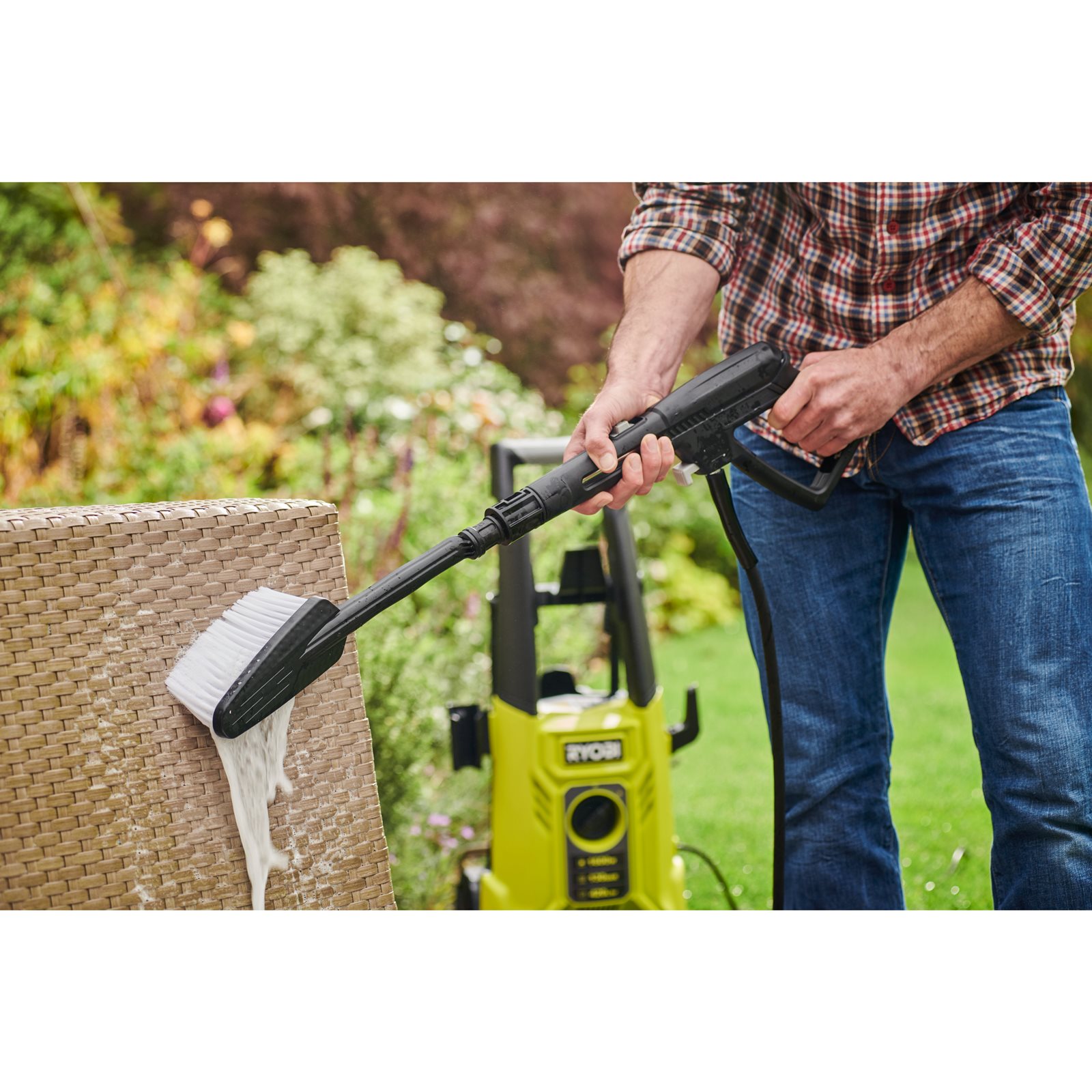 Aparat de spălare premium cu presiune 140 BAR Ryobi RY140PWA-P - in utilizare 4