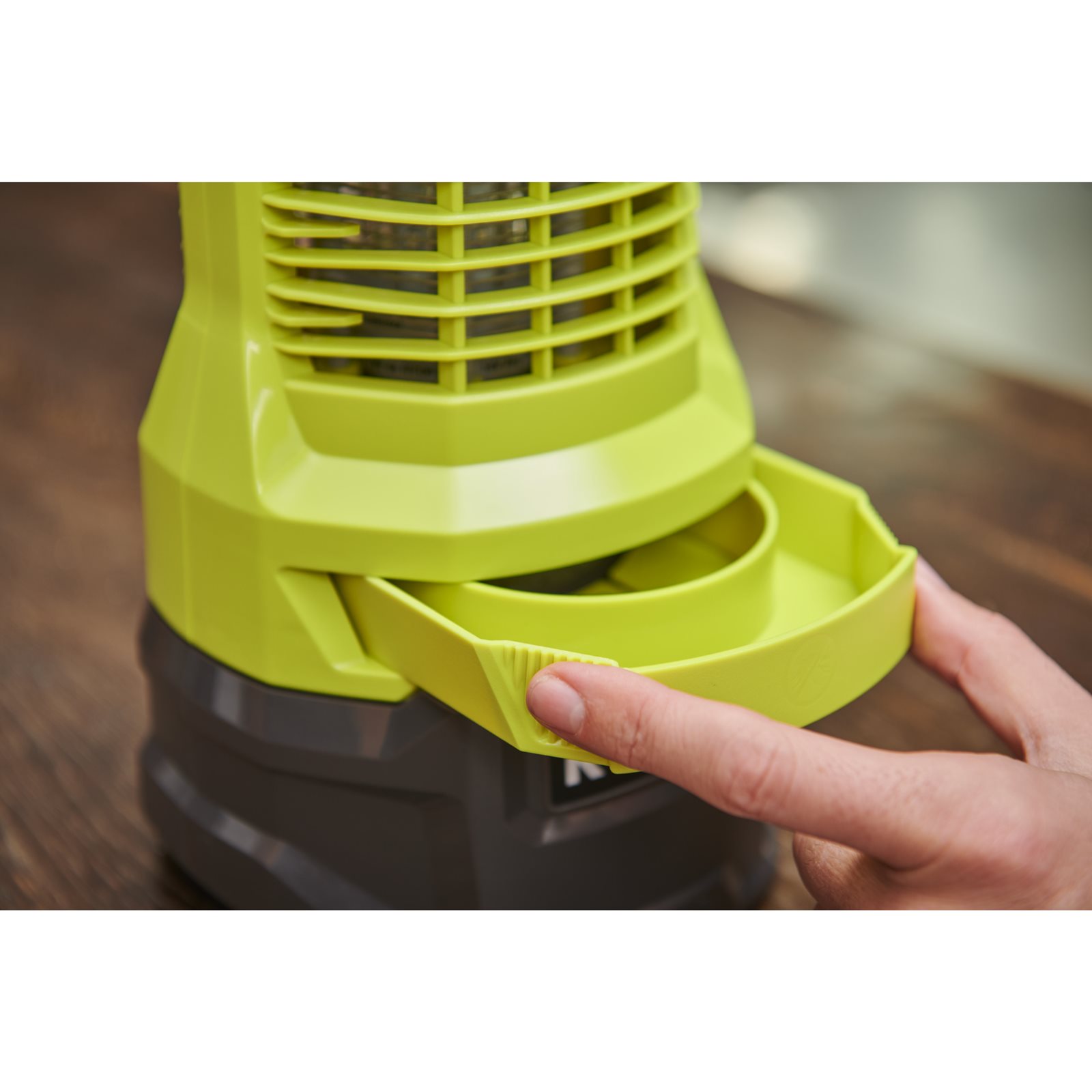 Aparat contra insectelor 18V fără cablu Ryobi RY18BZA-0 - in utilizare 6