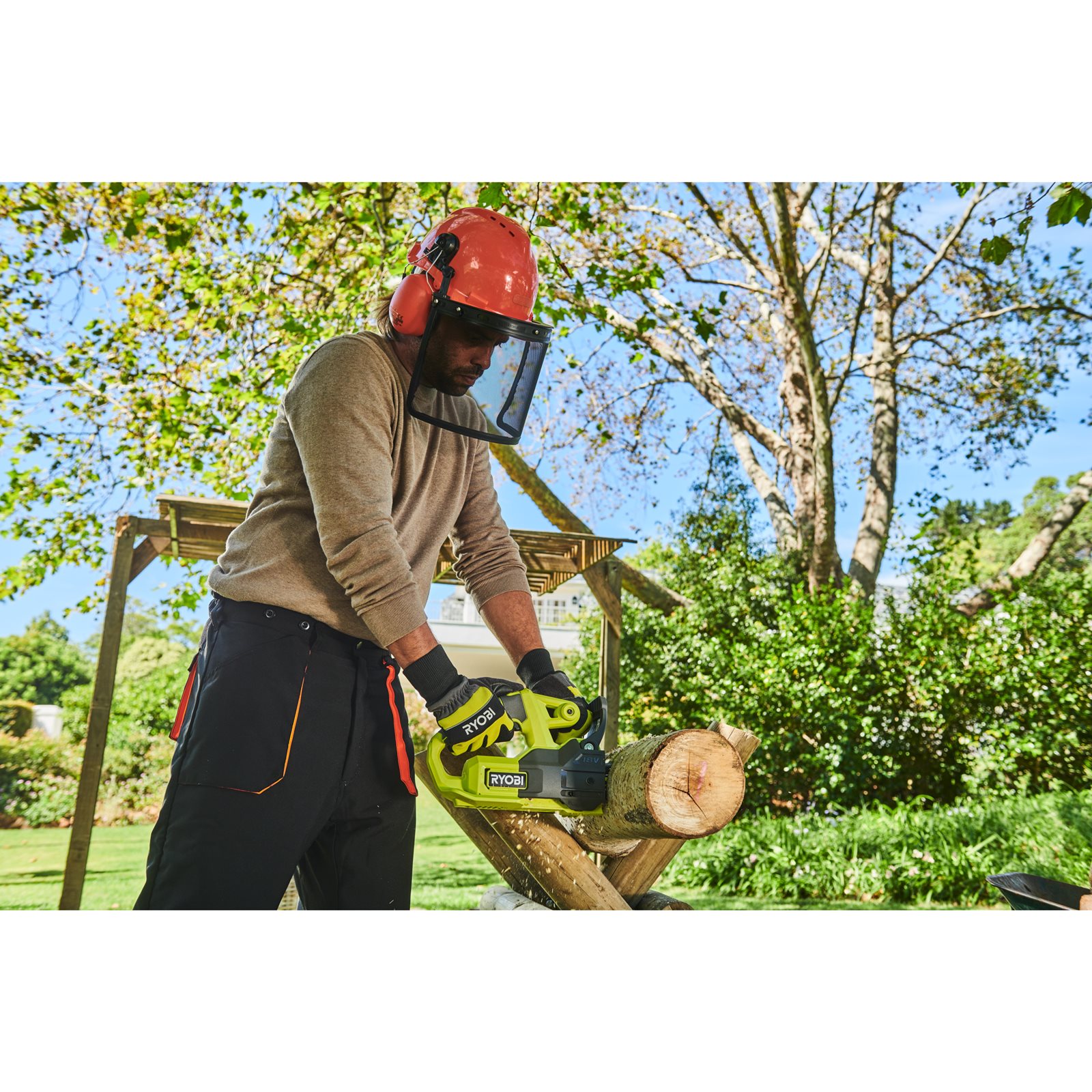 Fierăstrău cu lanț 18V ONE+, bară 20cm Ryobi RY18CS20A-0 - in utilizare 3