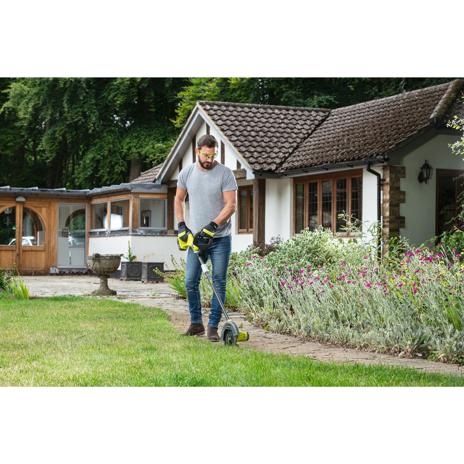 Trimmer pentru marginea peluzei 18V ONE+ Ryobi RY18EGA-0 - in utilizare 2