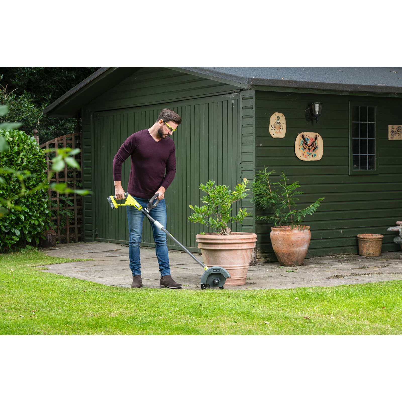 Trimmer pentru marginea peluzei 18V ONE+ Ryobi RY18EGA-0 - in utilizare 3