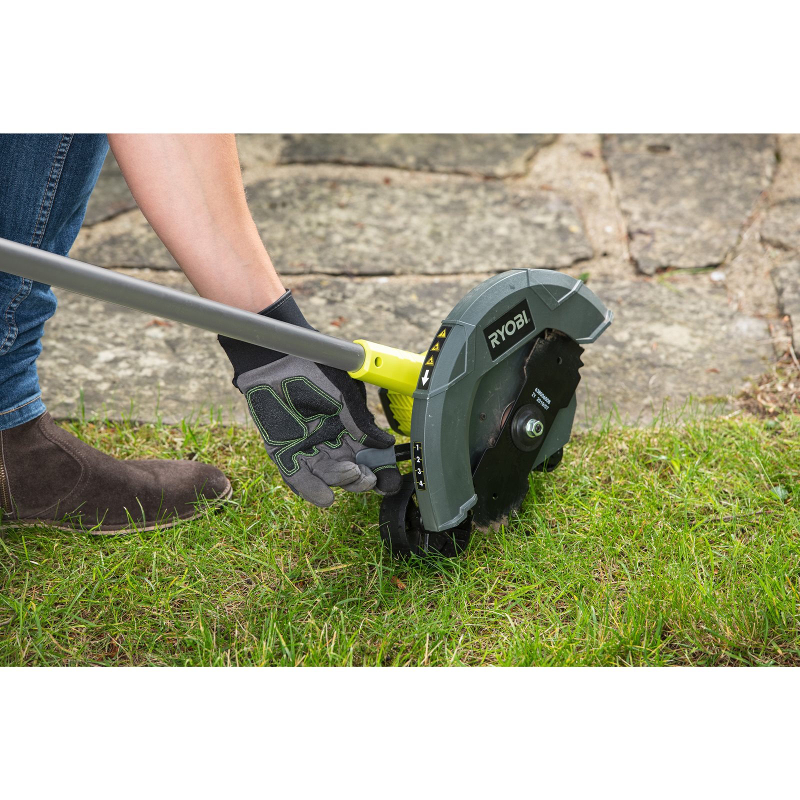 Trimmer pentru marginea peluzei 18V ONE+ Ryobi RY18EGA-0 - in utilizare 6