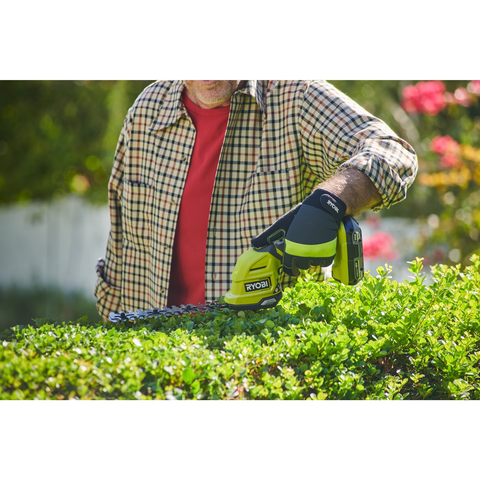 Foarfeci și scule tuns arbuști Ryobi RY18GSA-120T - in utilizare 1