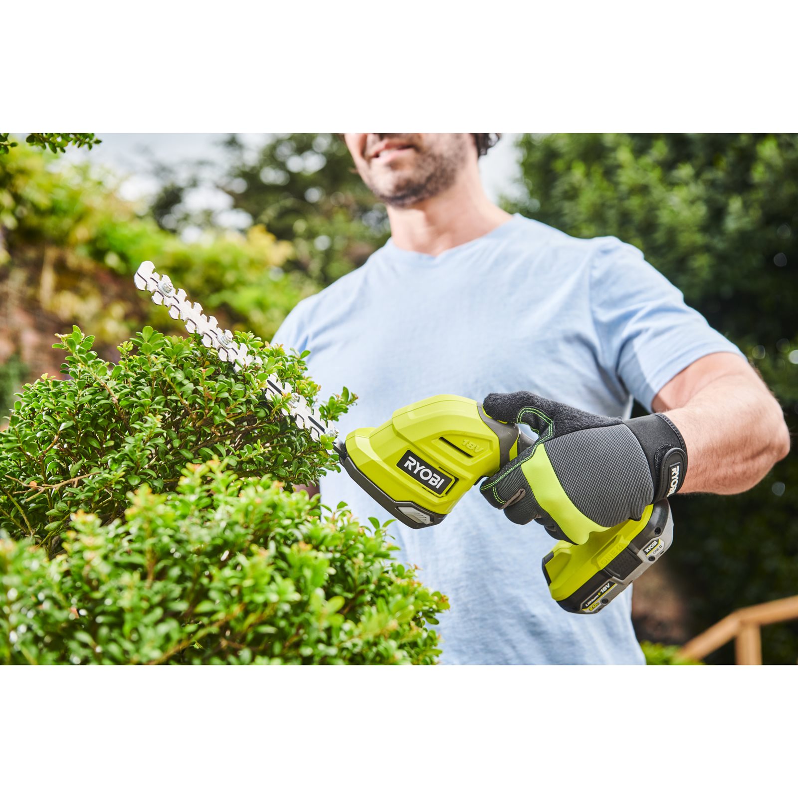 Foarfeci și scule tuns arbuști Ryobi RY18GSA-120T - in utilizare 3