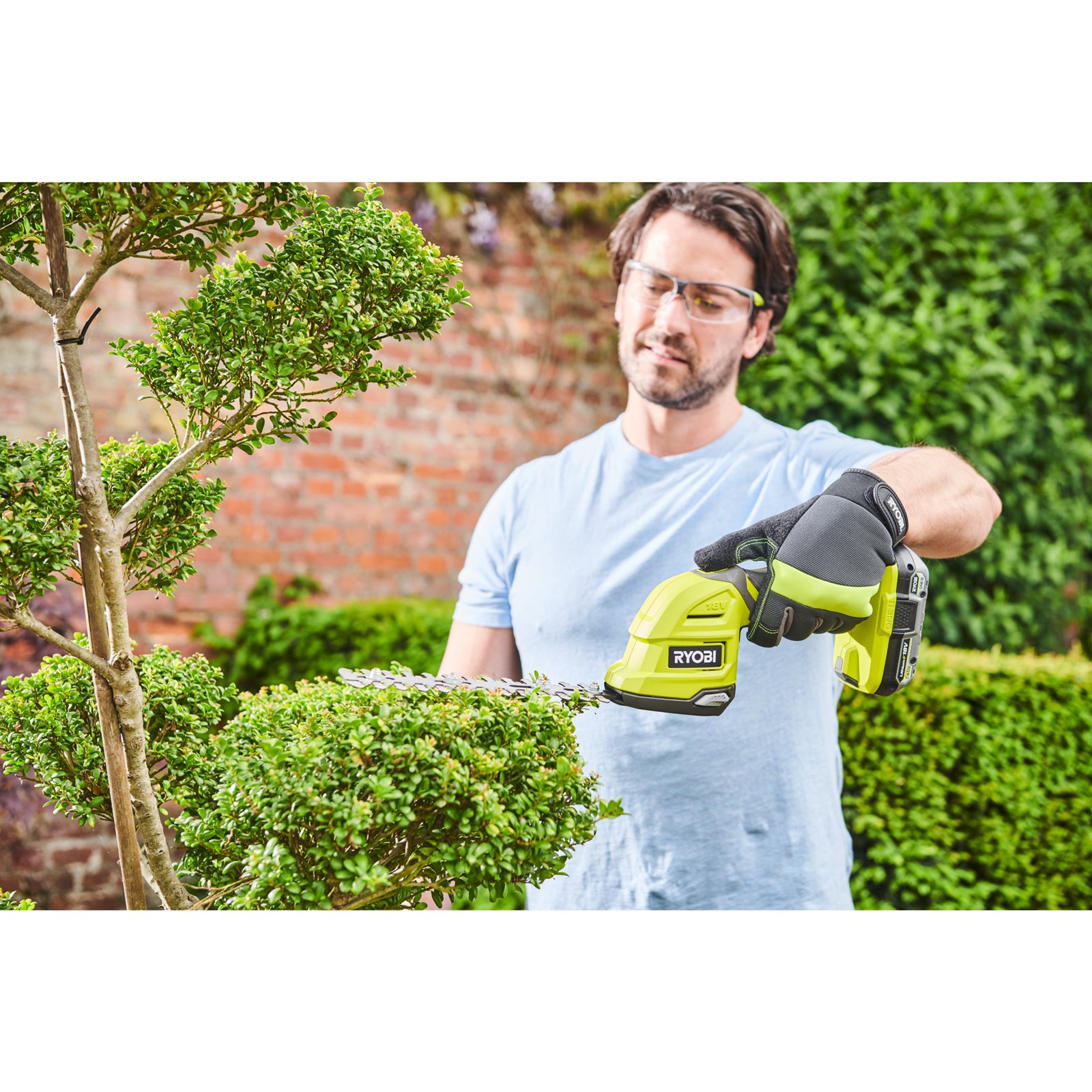 Foarfeci și scule tuns arbuști Ryobi RY18GSA-120T - in utilizare 4