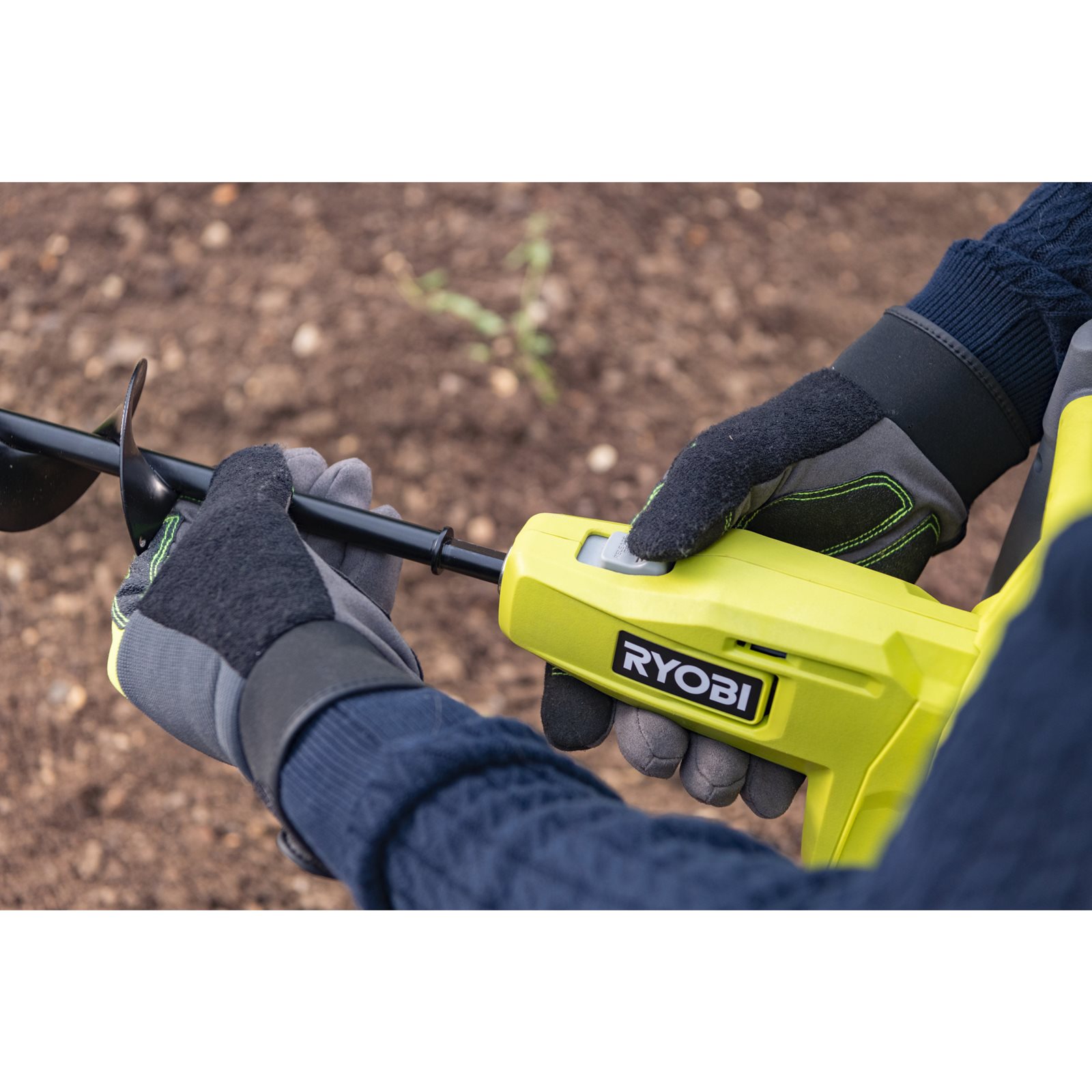 18V ONE+ Burghiu pentru sol Ryobi RY18HA-0 - in utilizare 1