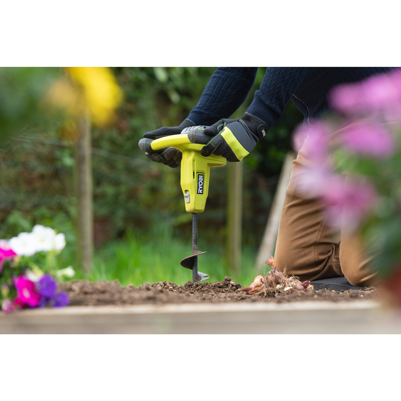 18V ONE+ Burghiu pentru sol Ryobi RY18HA-0 - in utilizare 2