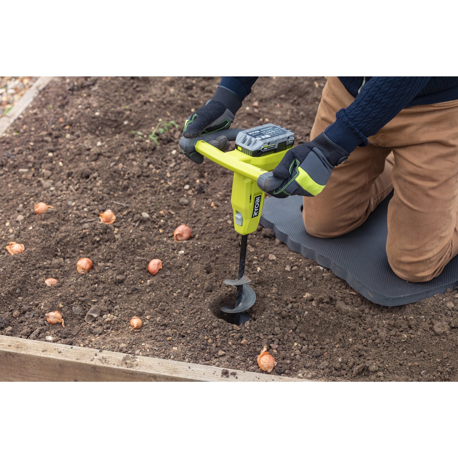 18V ONE+ Burghiu pentru sol Ryobi RY18HA-0 - in utilizare 3
