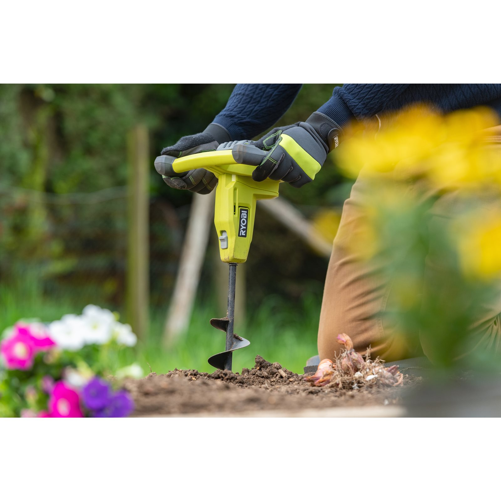 18V ONE+ Burghiu pentru sol Ryobi RY18HA-0 - in utilizare 4