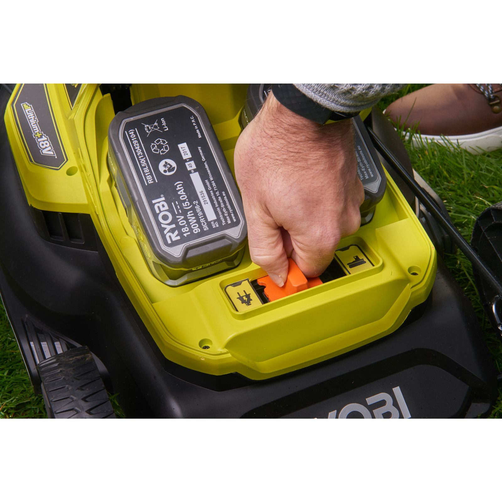 Mașină de tuns gazonul 18V ONE+, Hybrid, punte 37cm (2 x 5,0 Ah) Ryobi RY18LMH37A-250 - in utilizare 1