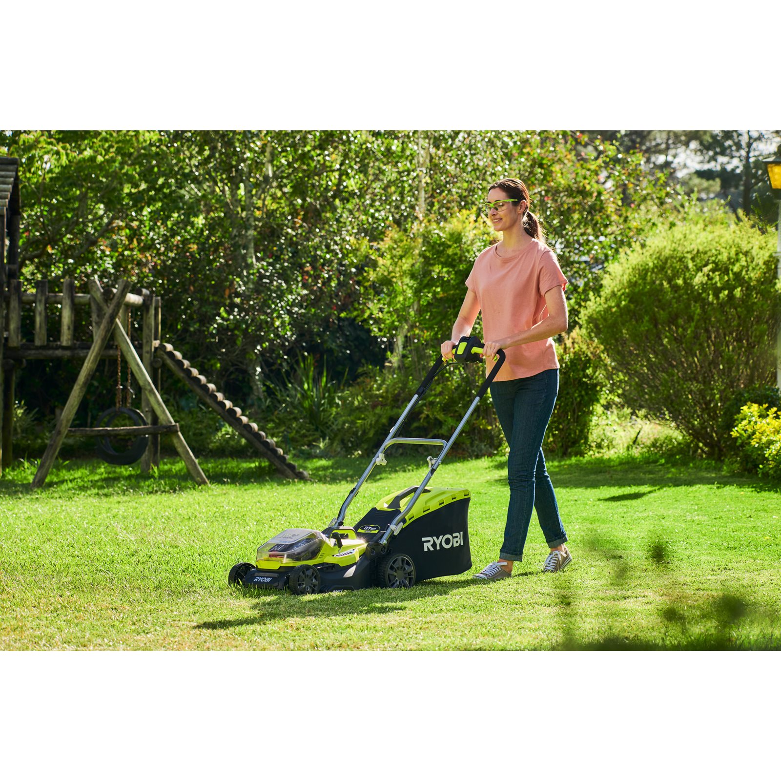 Mașină de tuns gazonul 18V ONE+, Hybrid, punte 37cm (2 x 5,0 Ah) Ryobi RY18LMH37A-250 - in utilizare 3
