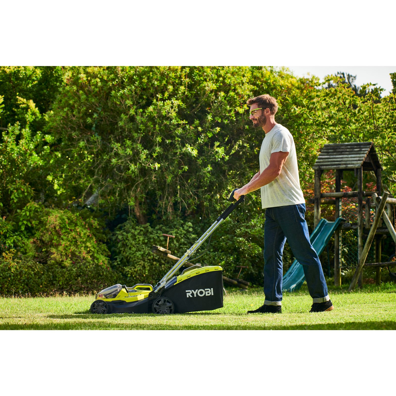 Mașină de tuns gazonul 18V ONE+, Hybrid, punte 37cm (2 x 5,0 Ah) Ryobi RY18LMH37A-250 - in utilizare 4