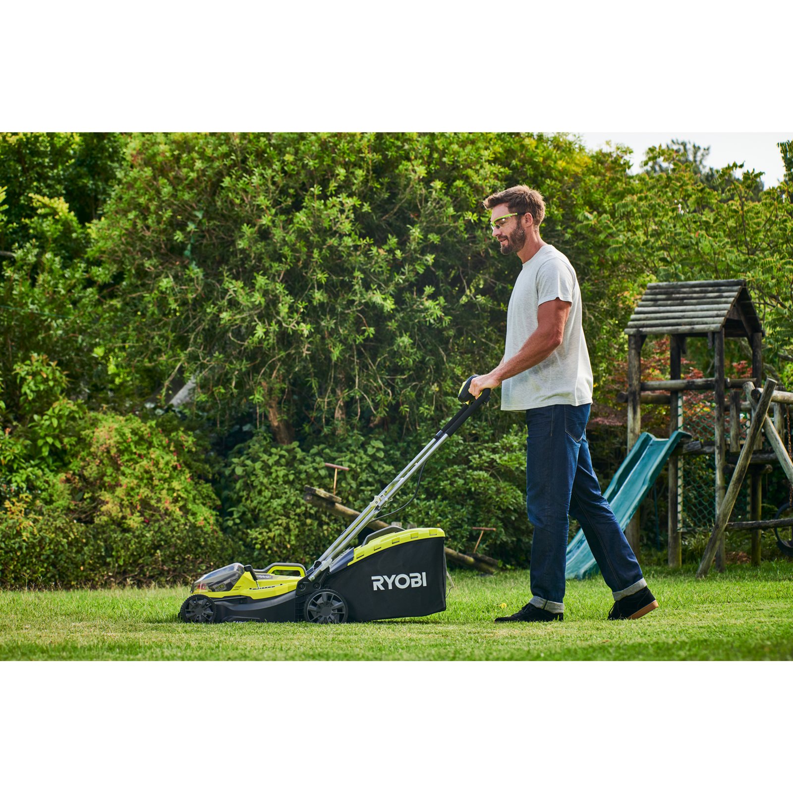 Mașină de tuns gazonul 18V ONE+, Hybrid, punte 37cm (2 x 5,0 Ah) Ryobi RY18LMH37A-250 - in utilizare 5