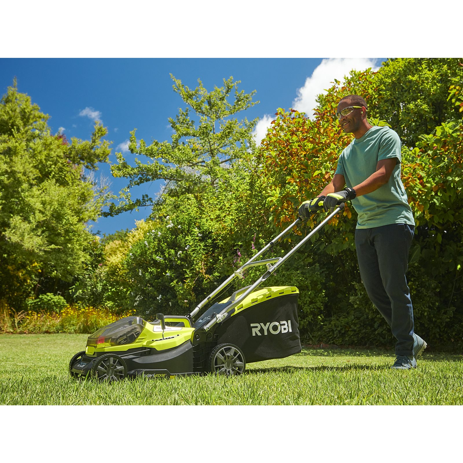 Mașină de tuns gazonul 18V ONE+, motor fără perii, punte 37cm Ryobi RY18LMX37A-0 - in utilizare 1