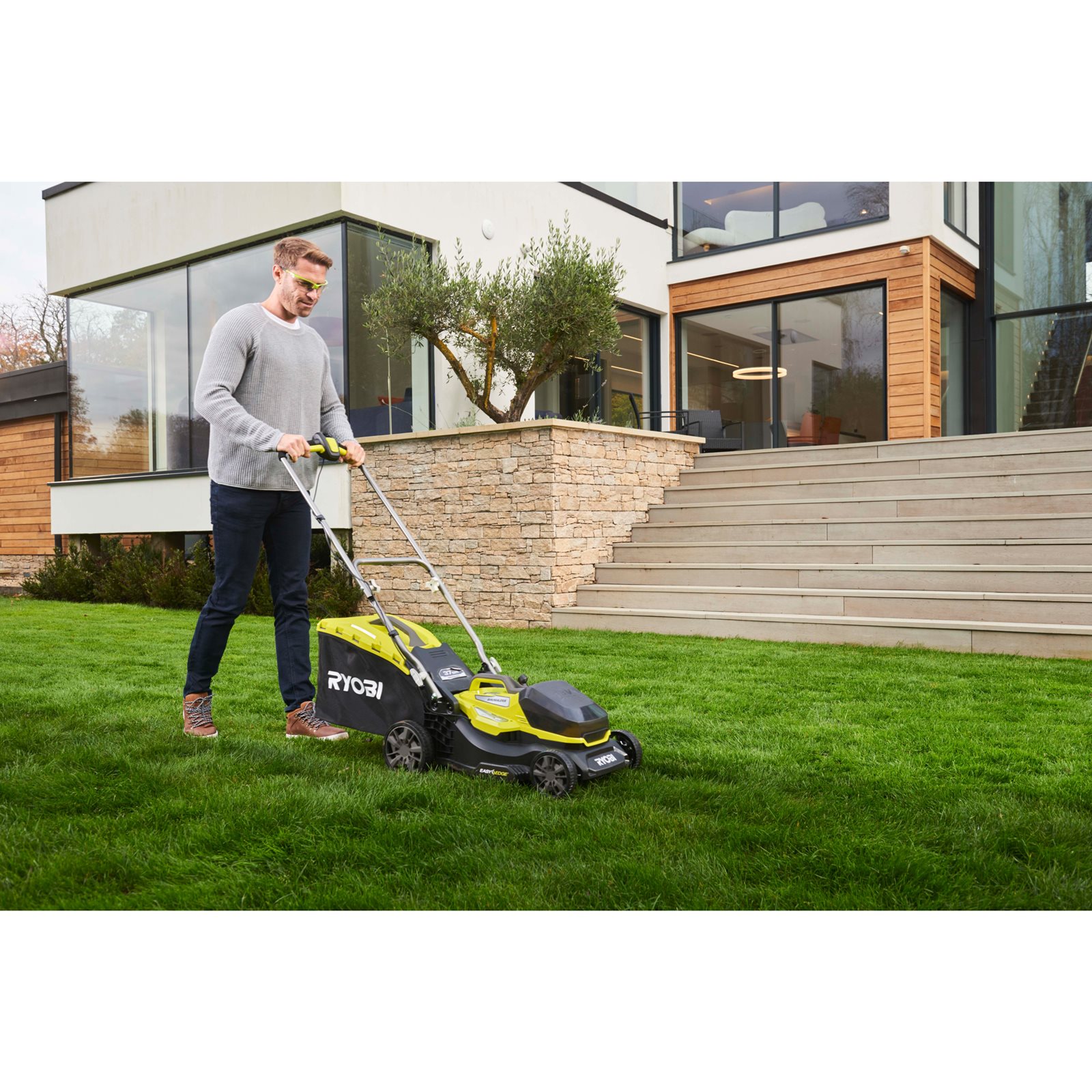 Mașină de tuns gazonul 18V ONE+, motor fără perii, punte 37cm Ryobi RY18LMX37A-0 - in utilizare 2