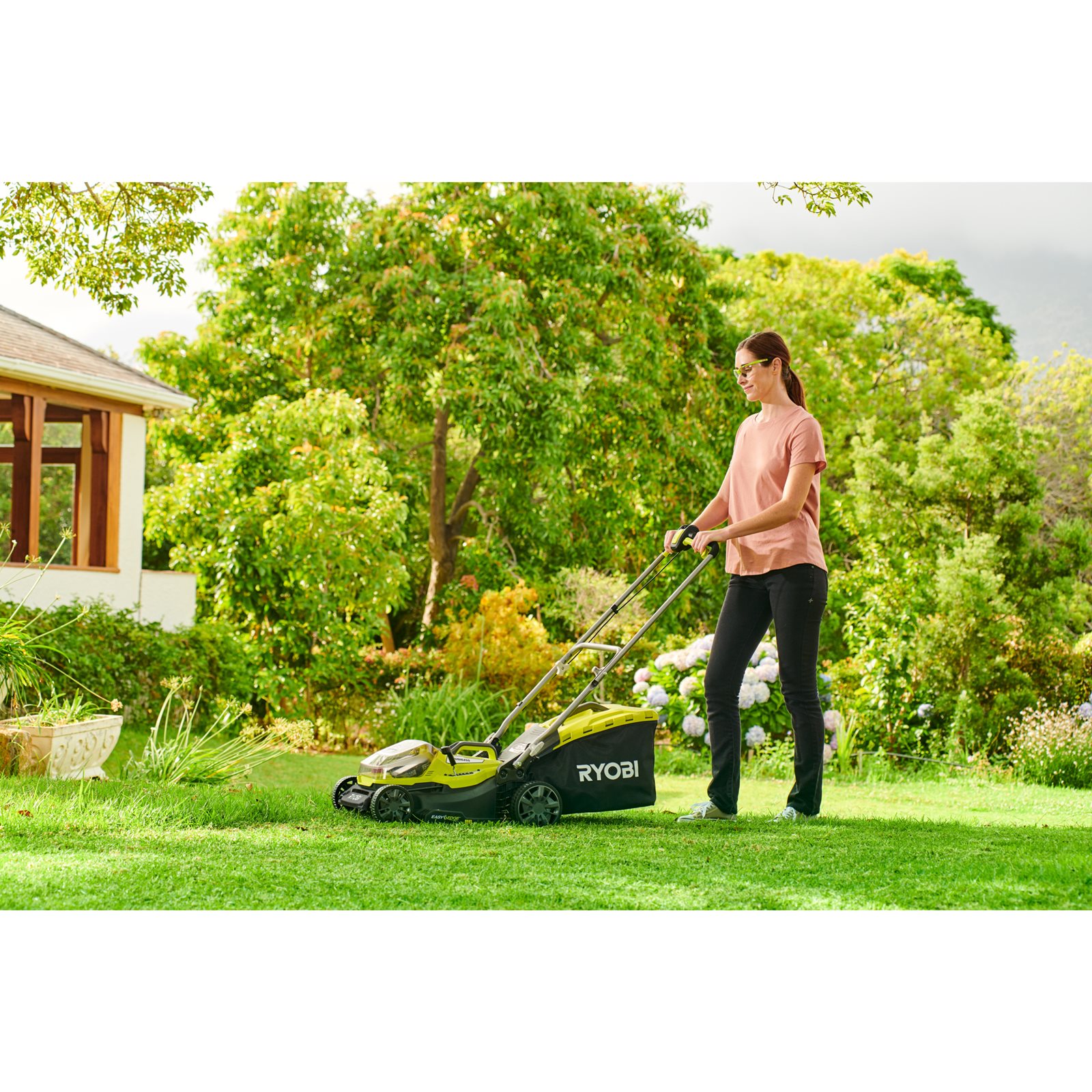 Mașină de tuns gazonul 18V ONE+, motor fără perii, punte 37cm Ryobi RY18LMX37A-0 - in utilizare 3