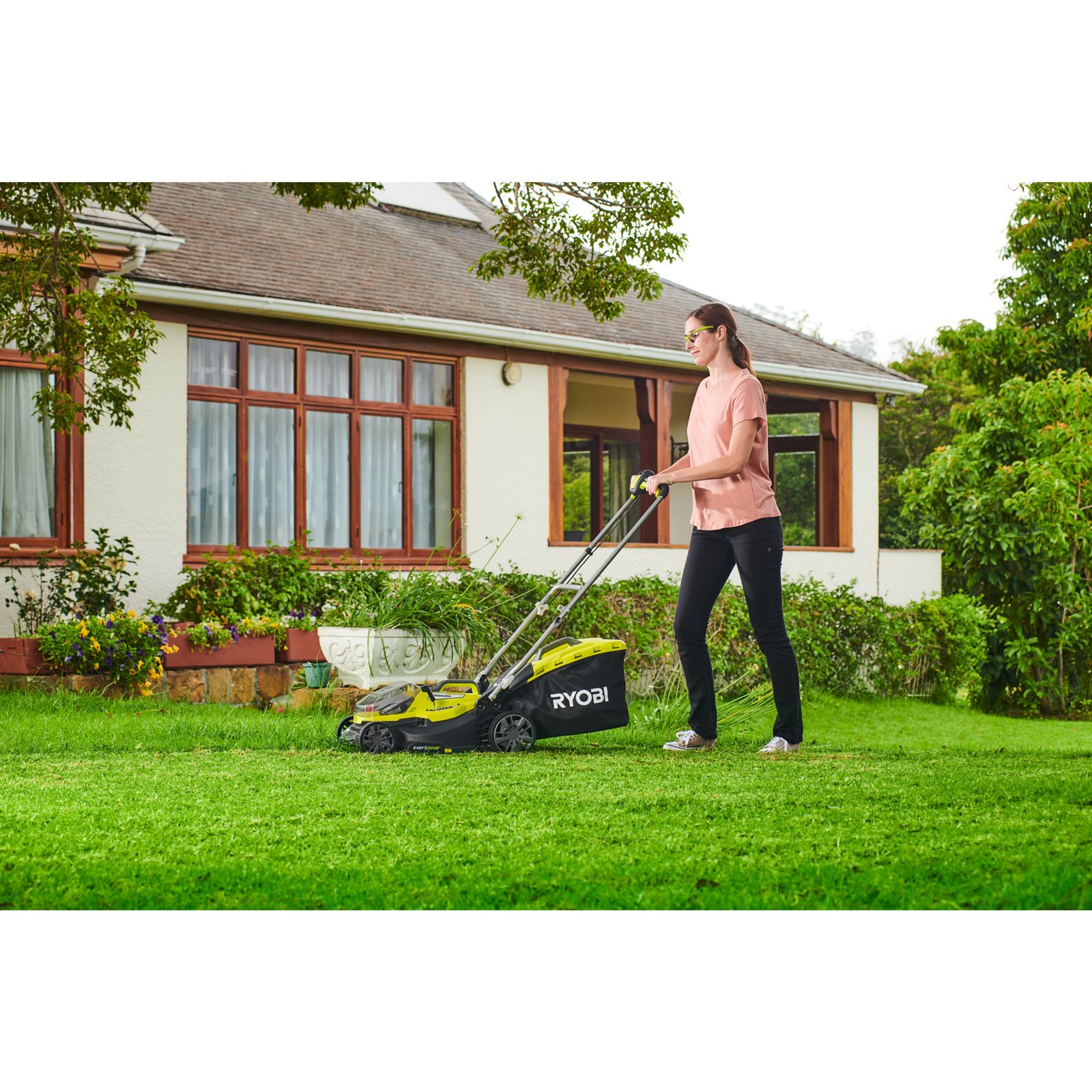 Mașină de tuns gazonul 18V ONE+, motor fără perii, punte 37cm Ryobi RY18LMX37A-0 - in utilizare 4