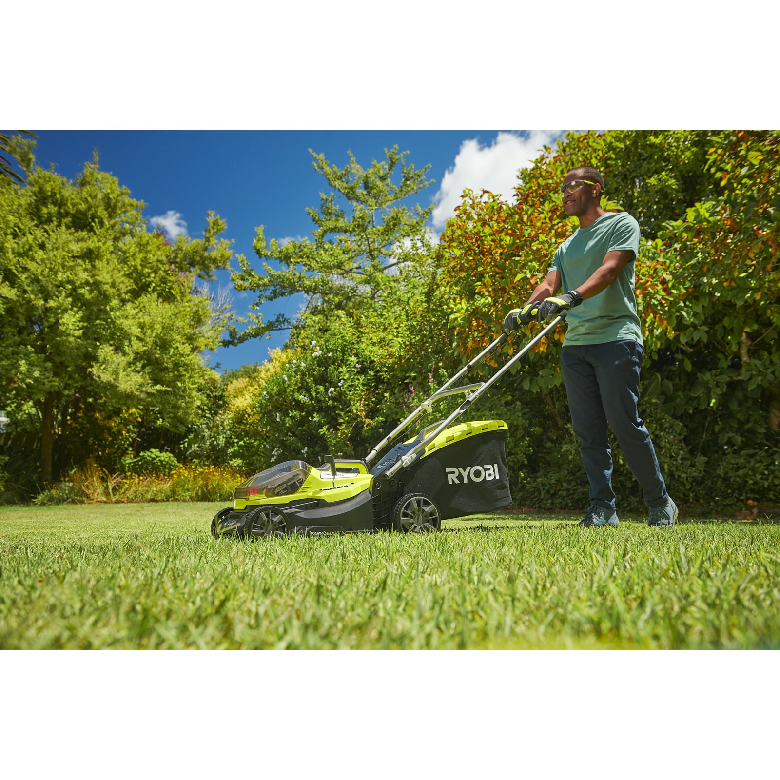Mașină de tuns gazonul 18V ONE+, motor fără perii, punte 37cm Ryobi RY18LMX37A-0 - in utilizare 5