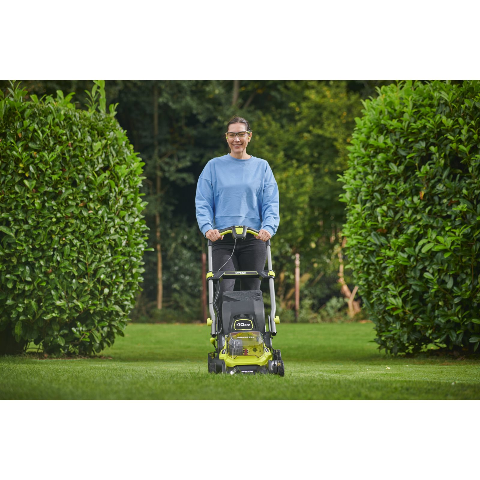 Mașini de tuns gazonul Ryobi RY18LMX40C-240 - in utilizare 1