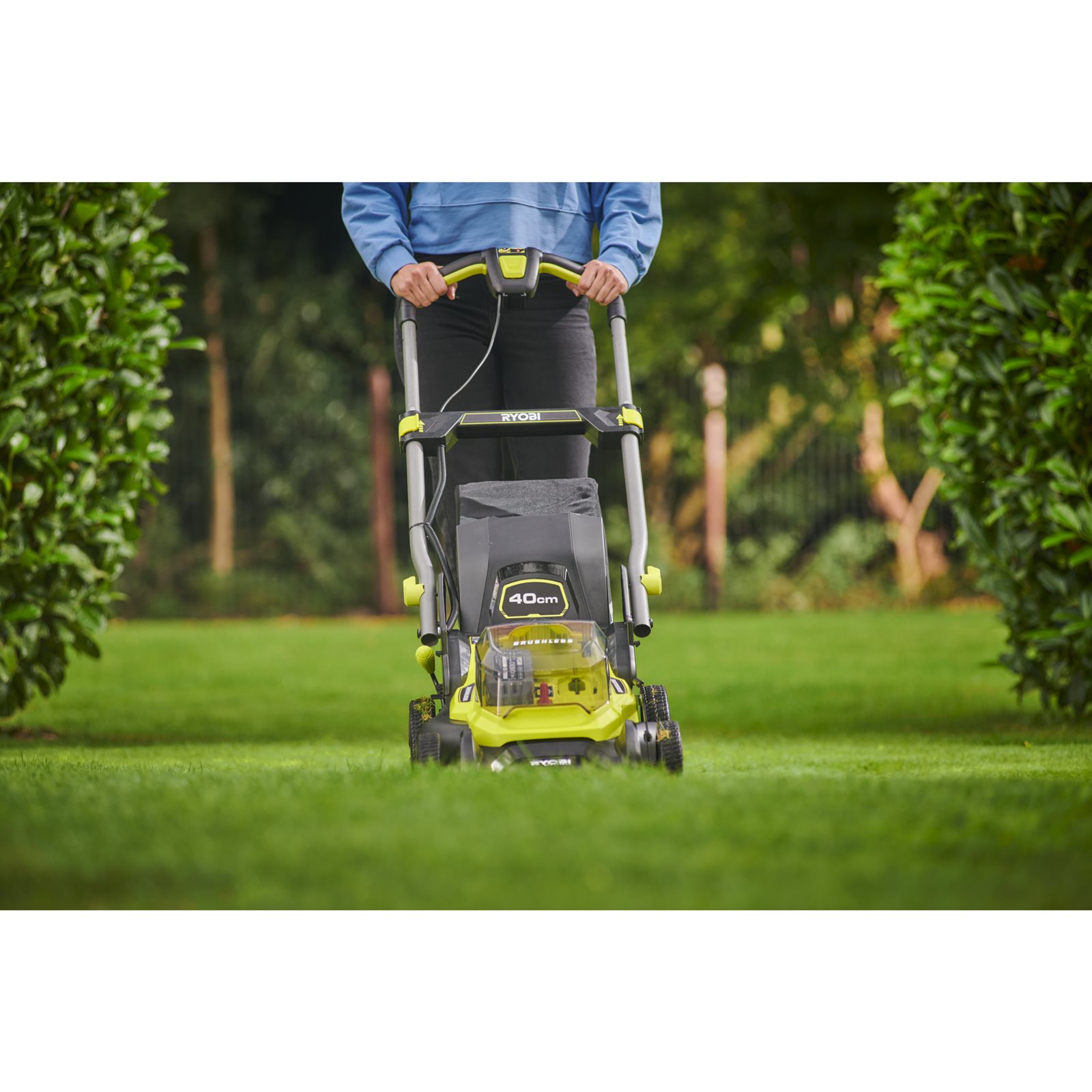 Mașini de tuns gazonul Ryobi RY18LMX40C-240 - in utilizare 2