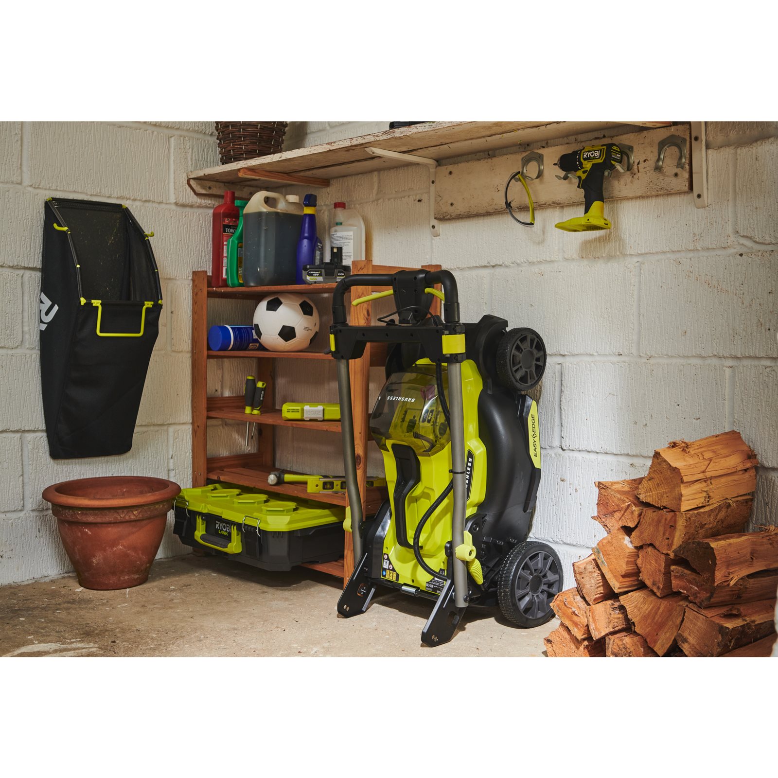 Mașini de tuns gazonul Ryobi RY18LMX40C-240 - in utilizare 3