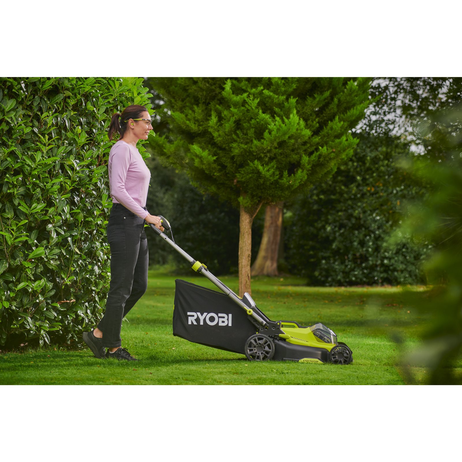 Mașini de tuns gazonul Ryobi RY18LMX40C-240 - in utilizare 4