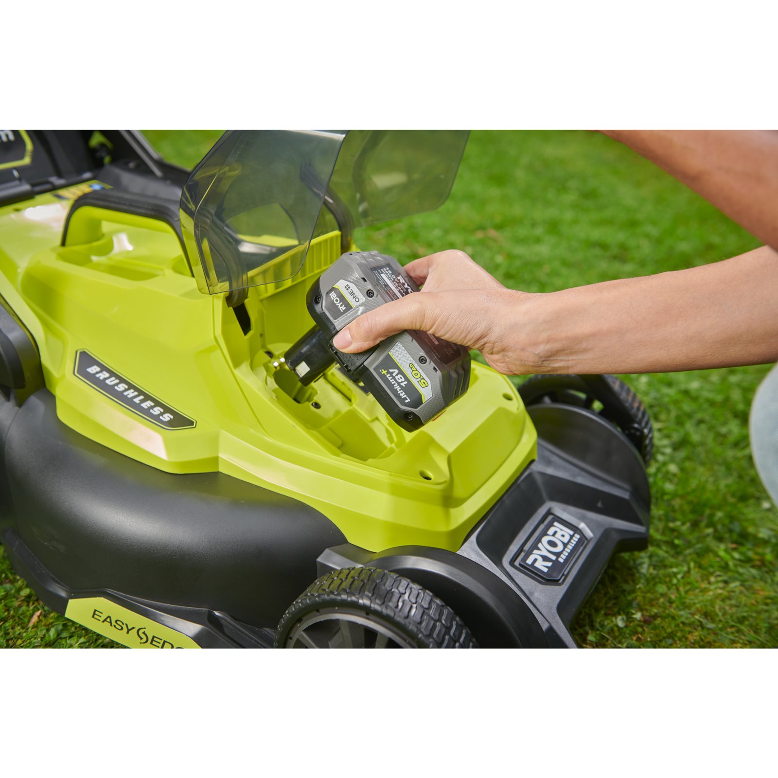 Mașini de tuns gazonul Ryobi RY18LMX40C-240 - in utilizare 5