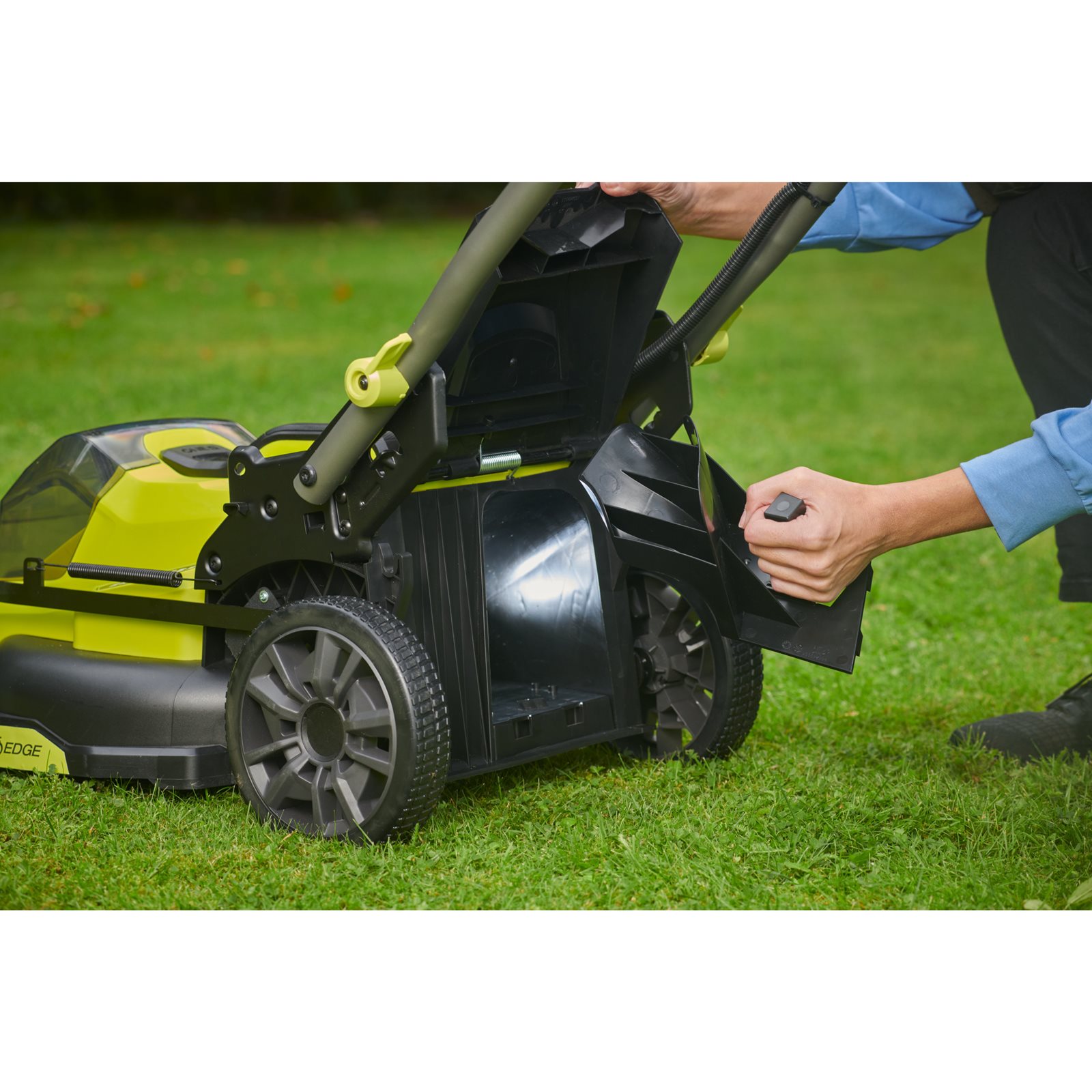 Mașini de tuns gazonul Ryobi RY18LMX40C-240 - in utilizare 6