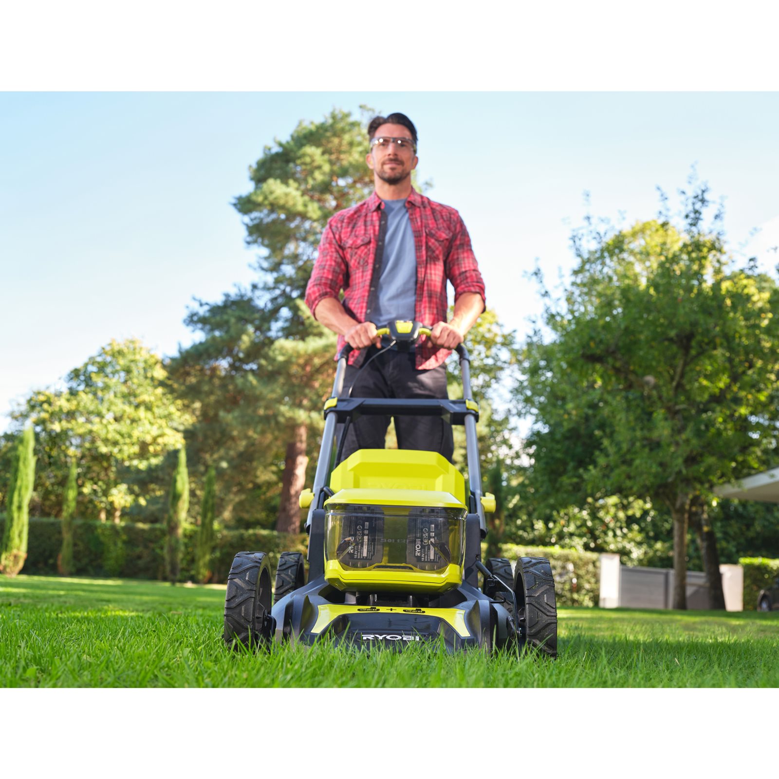 Mașini de tuns gazonul Ryobi RY18LMX46A-250 - in utilizare 1