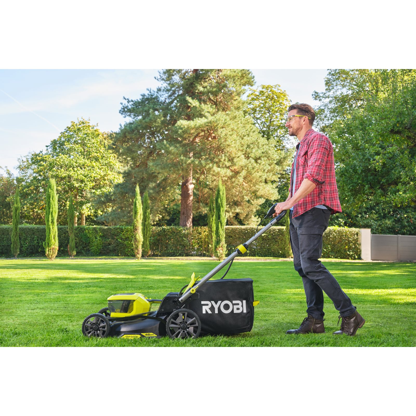 Mașini de tuns gazonul Ryobi RY18LMX46A-250 - in utilizare 2