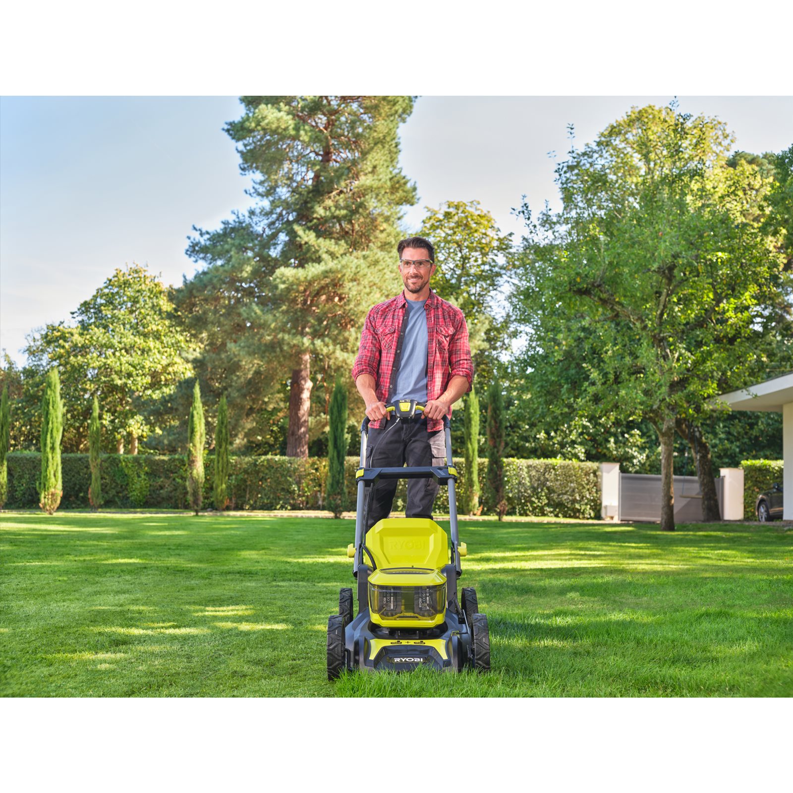 Mașini de tuns gazonul Ryobi RY18LMX46A-250 - in utilizare 3