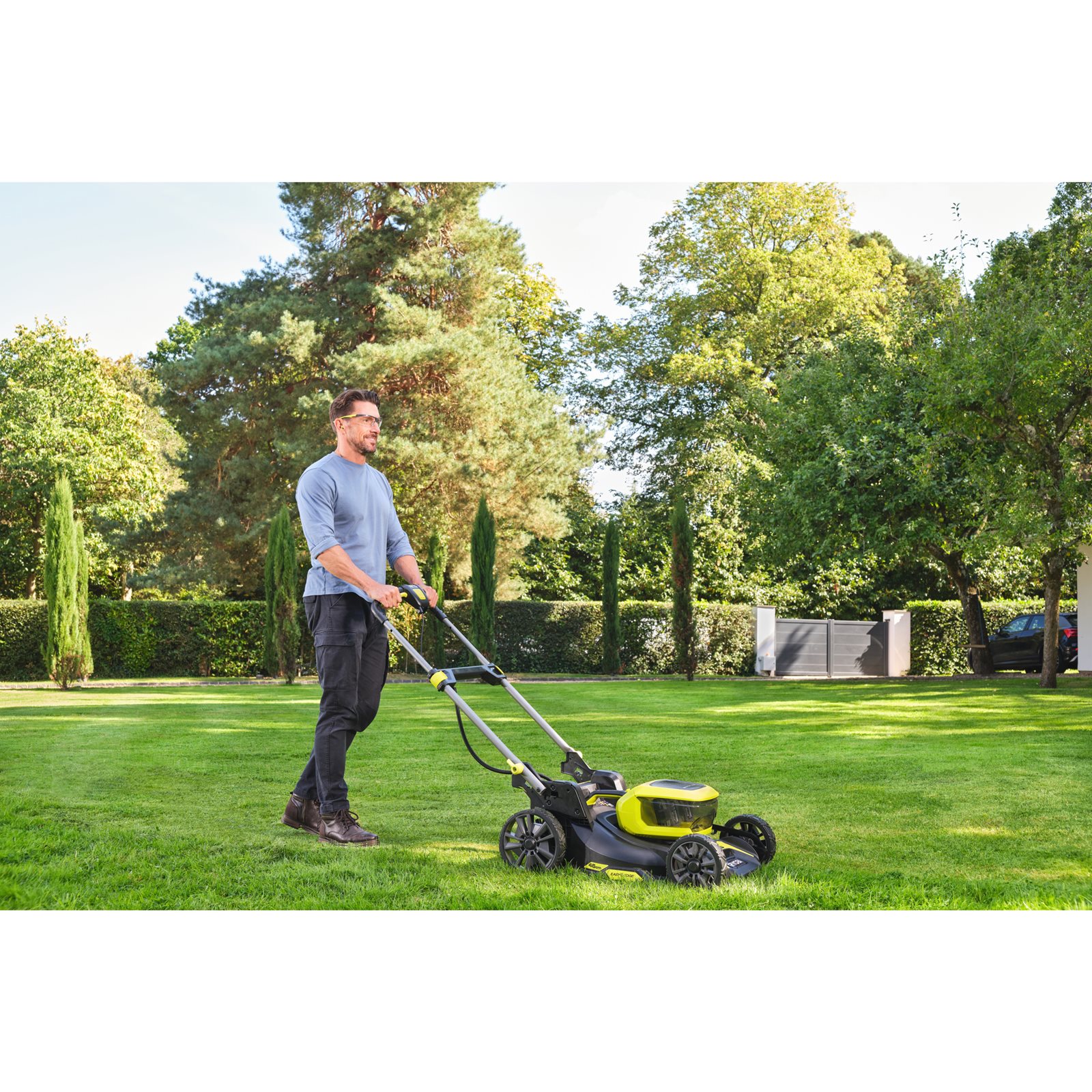 Mașini de tuns gazonul Ryobi RY18LMX46A-250 - in utilizare 4