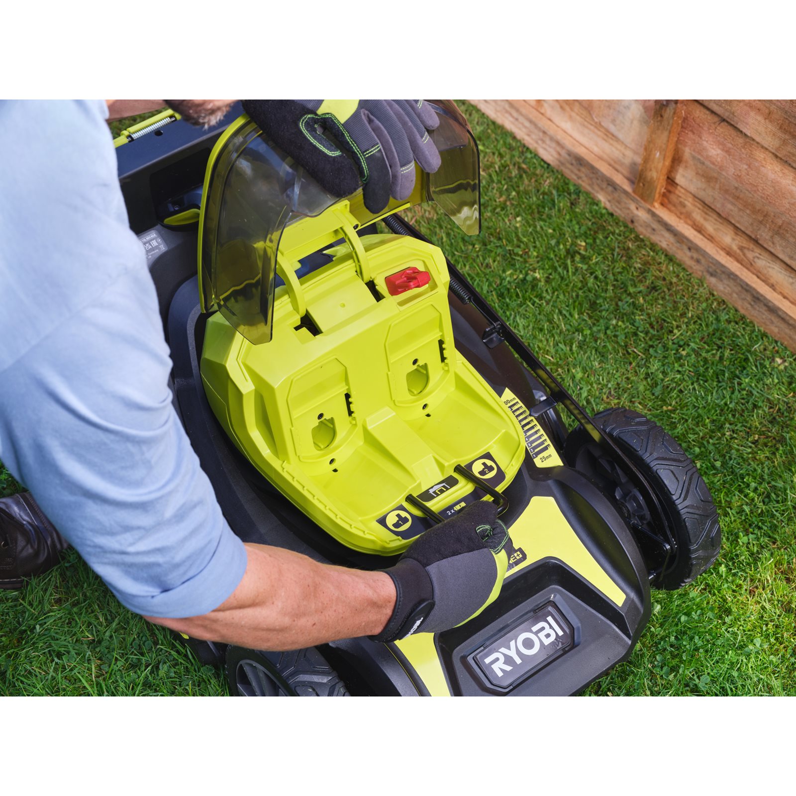 Mașini de tuns gazonul Ryobi RY18LMX46A-250 - in utilizare 5